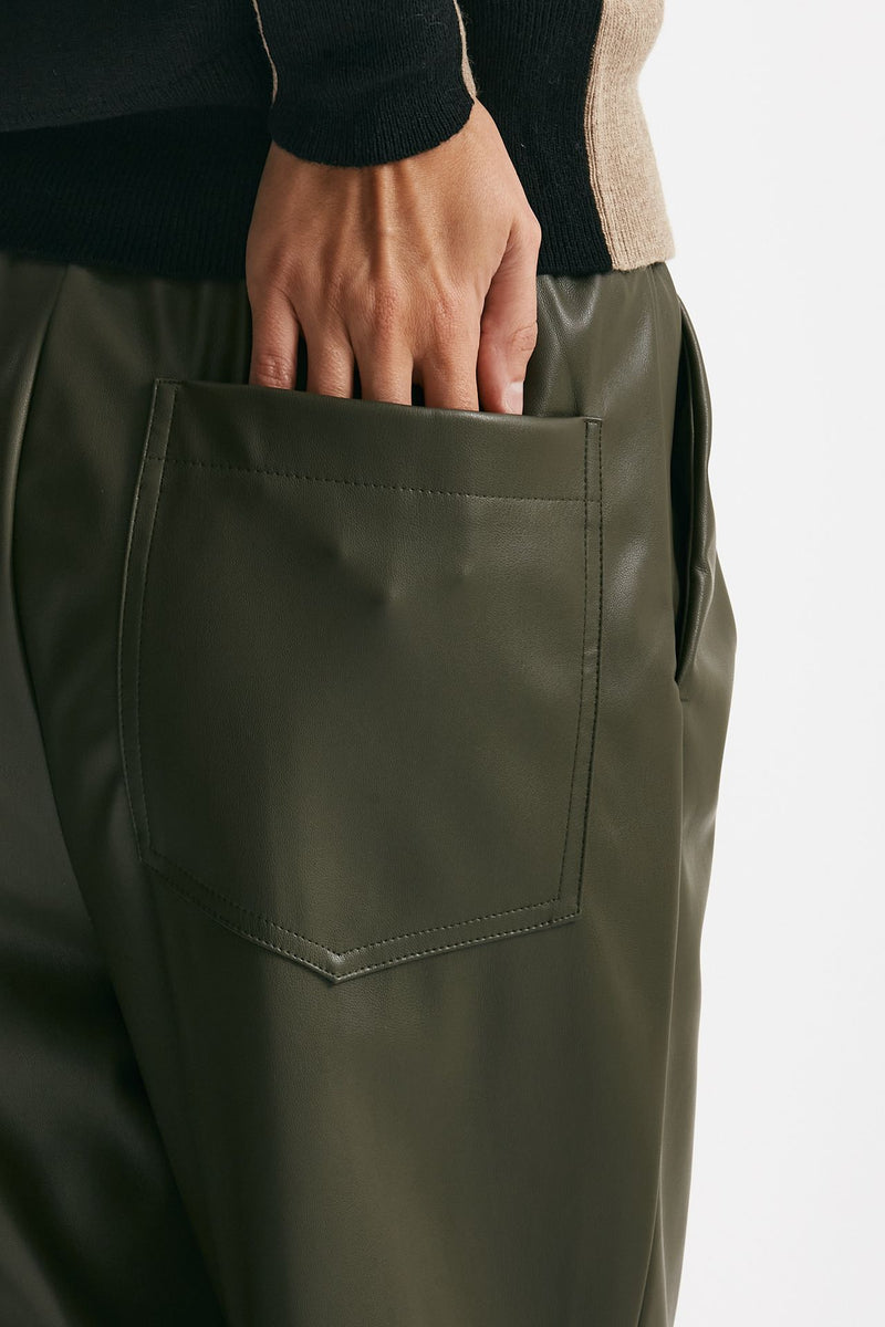 pantalone dritto eco pelle verde oliva donna Nude - 5