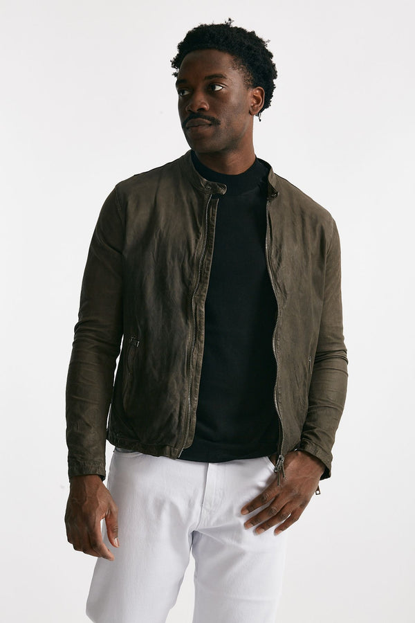 biker in pelle marrone uomo Giorgio brato