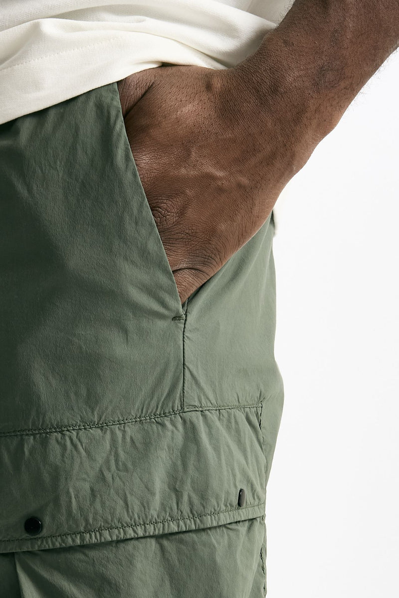 Bermuda in cotone e poliamide stretch verde uomo C.p. company - 6