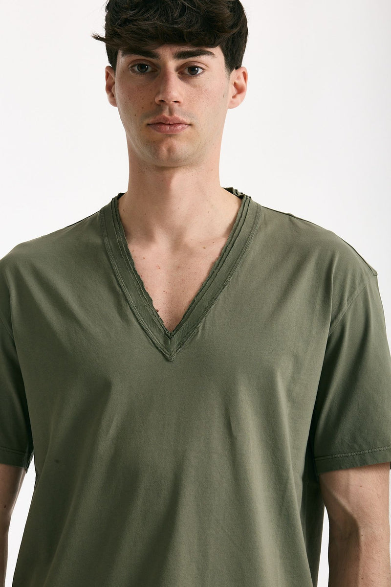 T-shirt Scollo a V verde militare uomo Grifoni - 5