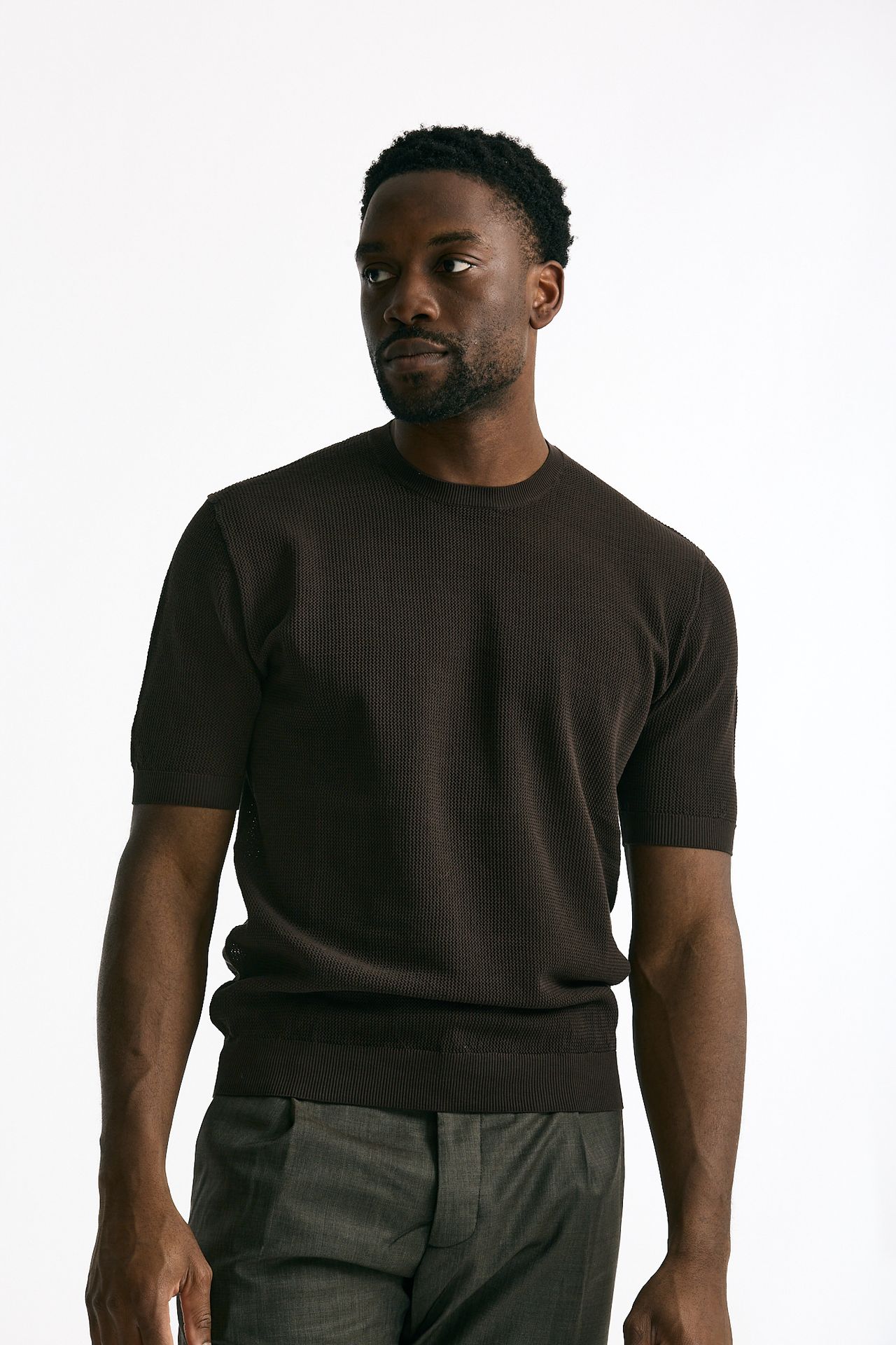 T-shirt micro operata in cotone marrone uomo Hosio - 1