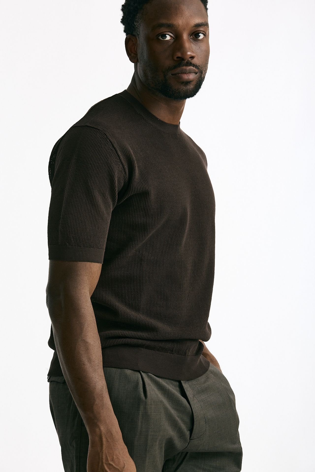 T-shirt micro operata in cotone marrone uomo Hosio - 4