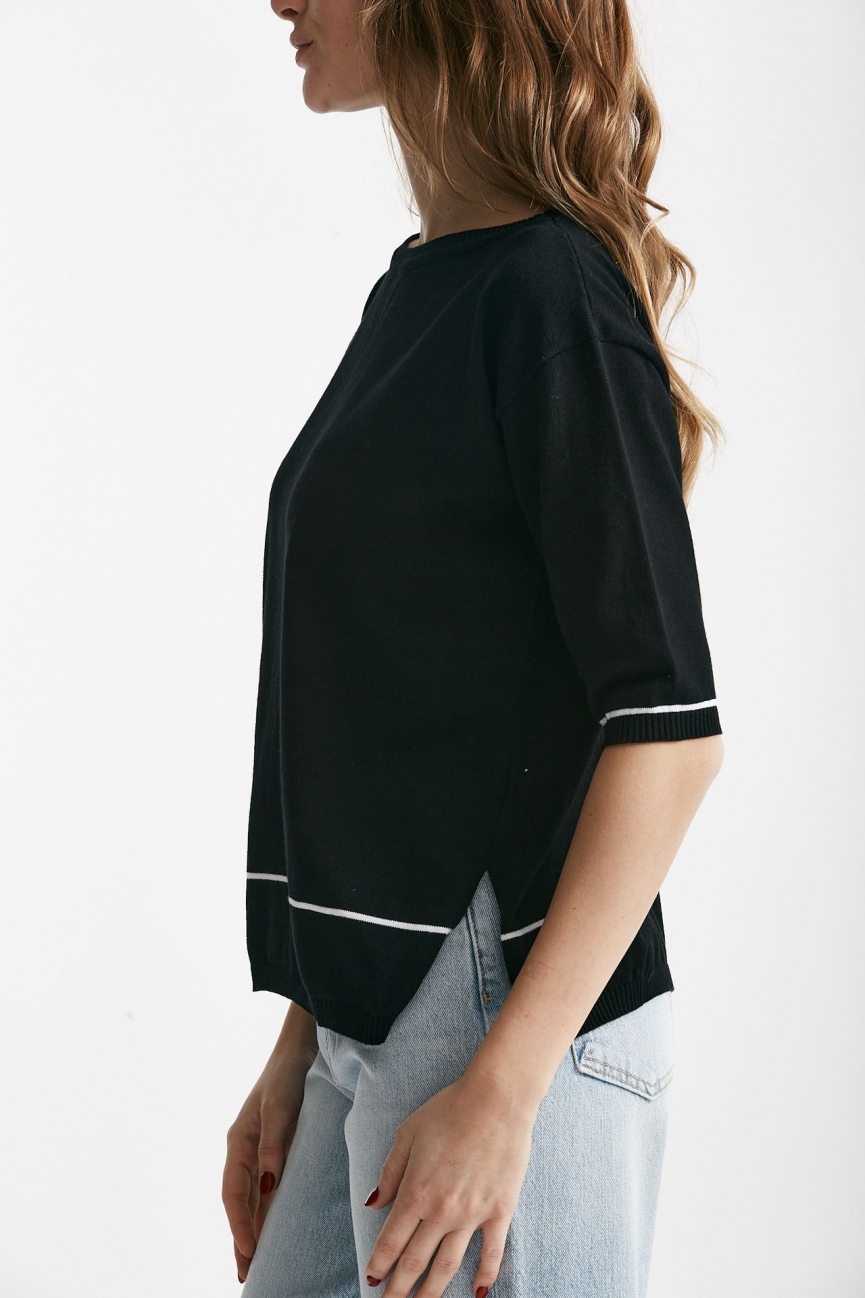 Maglia in cotone nero con riga bianca spalla scesa