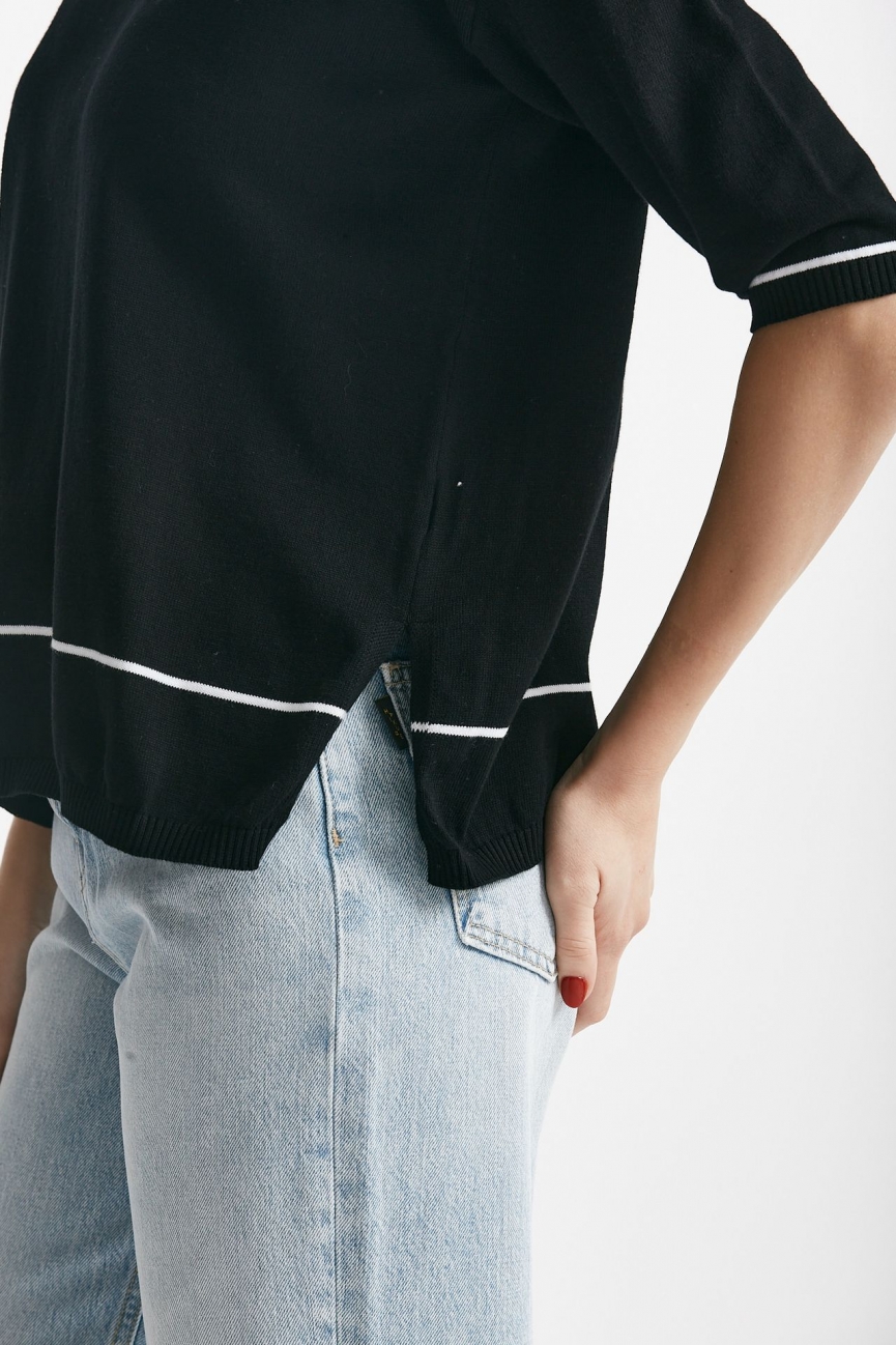 Maglia in cotone nero con riga bianca spalla scesa