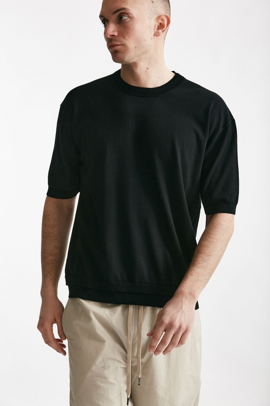 T-shirt in cotone nero destroyed