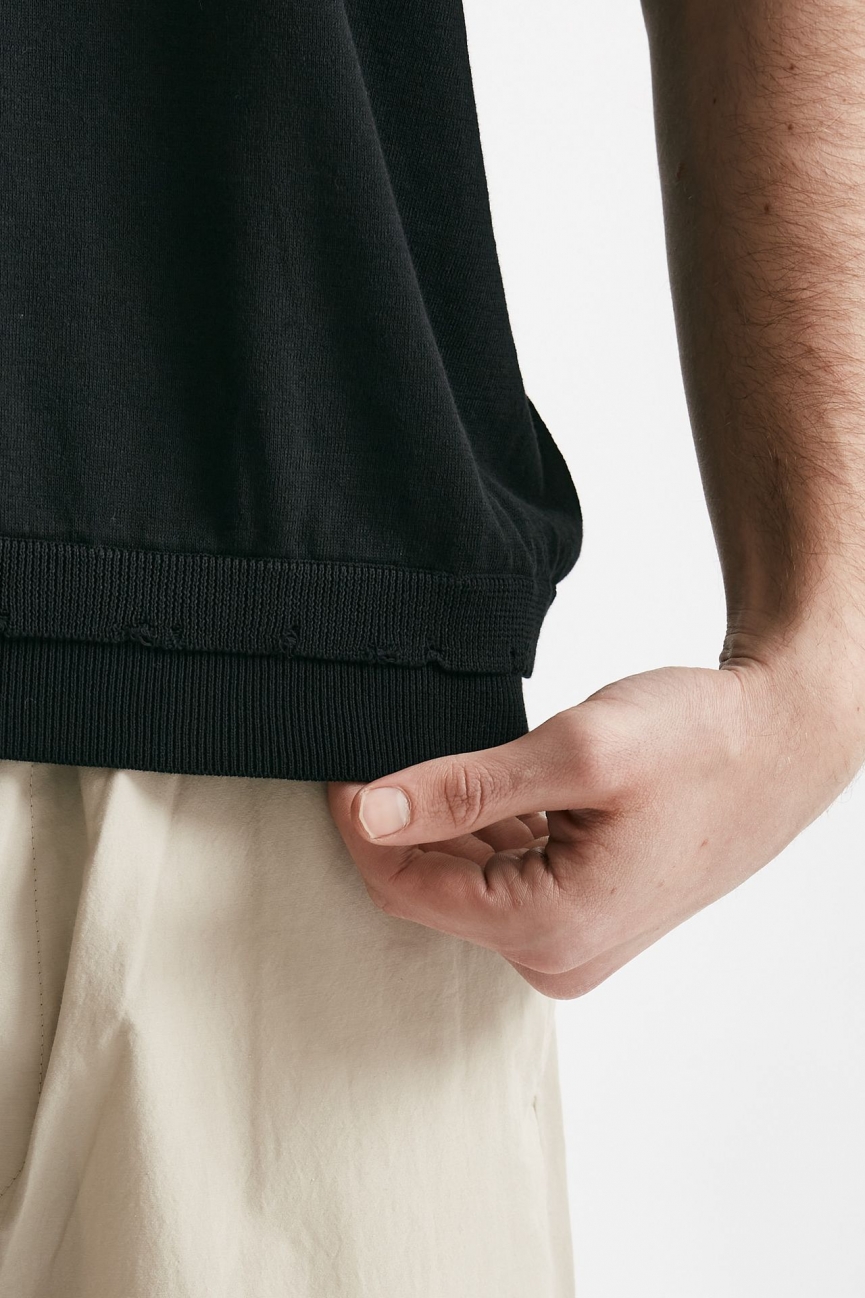T-shirt in cotone nero destroyed