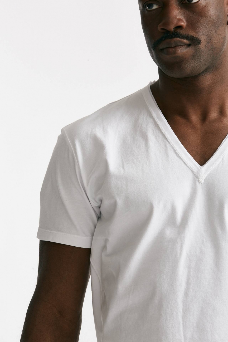 T-shirt scollo a V in cotone bianco