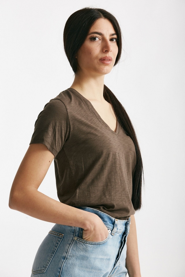 T-shirt basic scollo v ROMY marrone fiammato