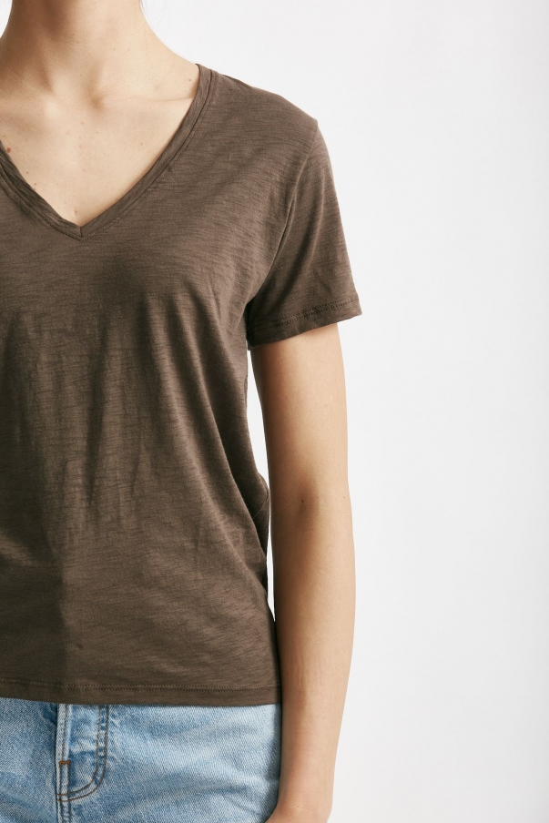 T-shirt basic scollo v ROMY marrone fiammato