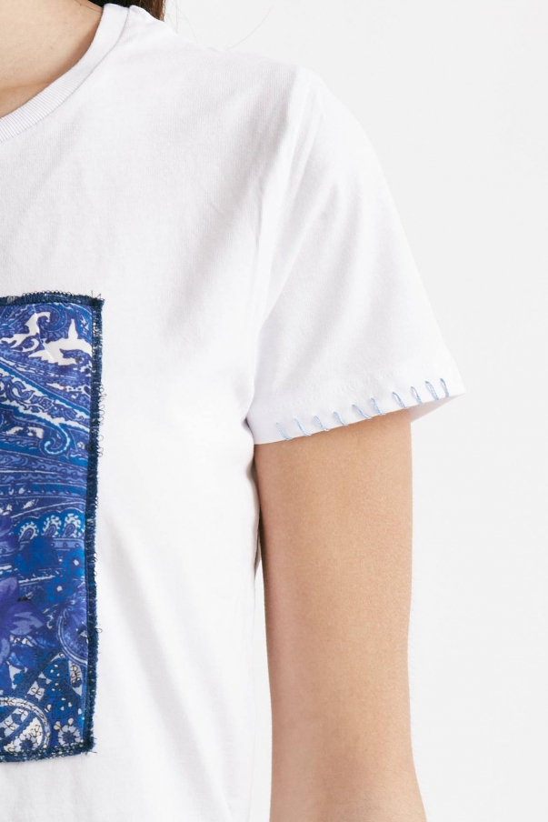 T-shirt con applicazione bianca