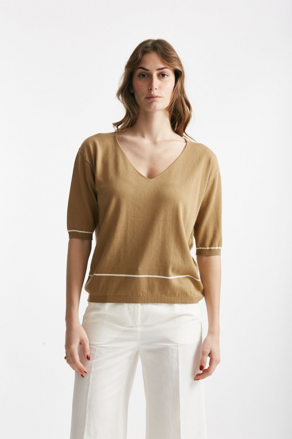 Maglia scollo v cammello con riga panna