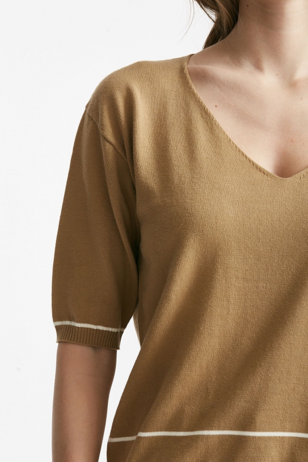 Maglia scollo v cammello con riga panna