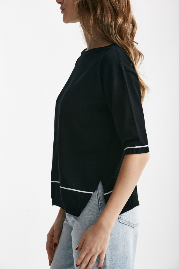 Maglia in cotone nero con riga bianca spalla scesa