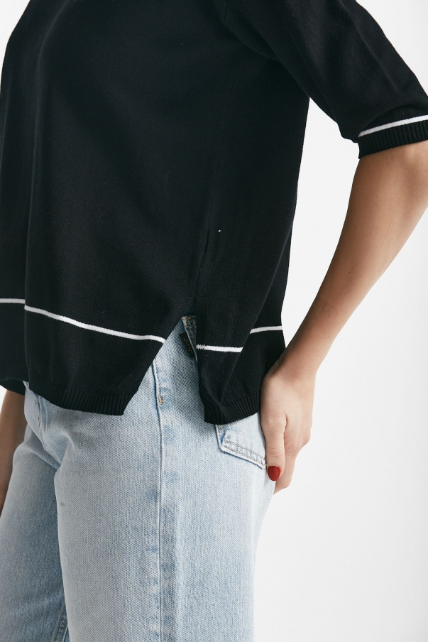 Maglia in cotone nero con riga bianca spalla scesa