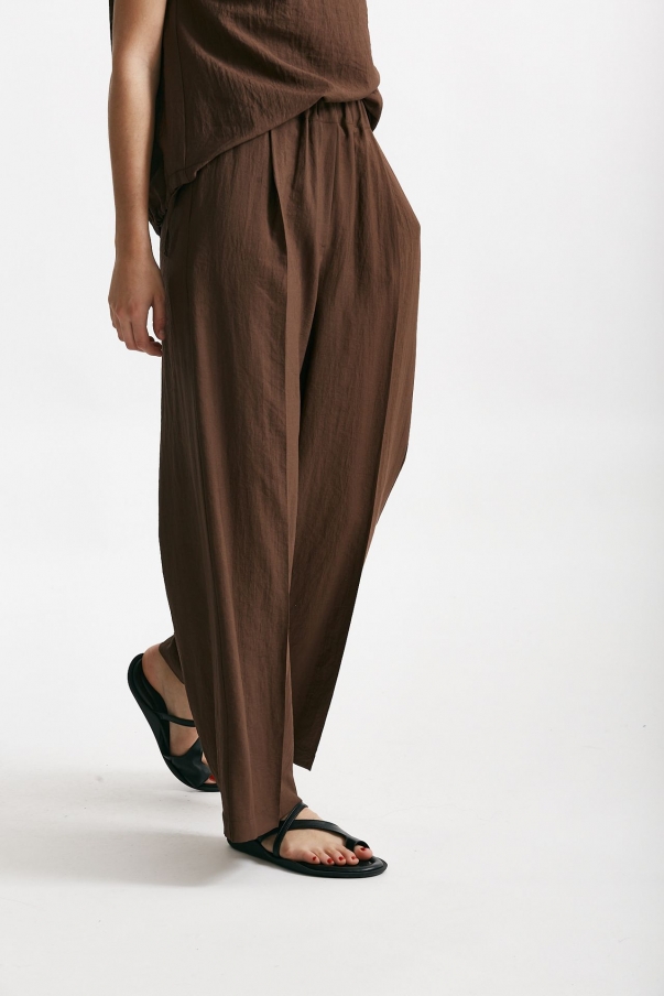 Pantalone effetto stropicciato marrone