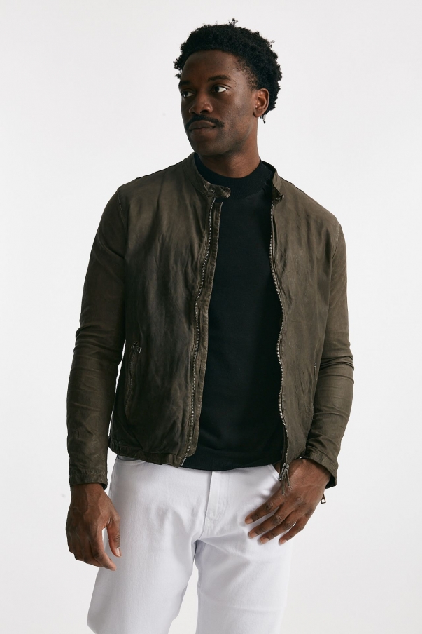 Biker in pelle marrone