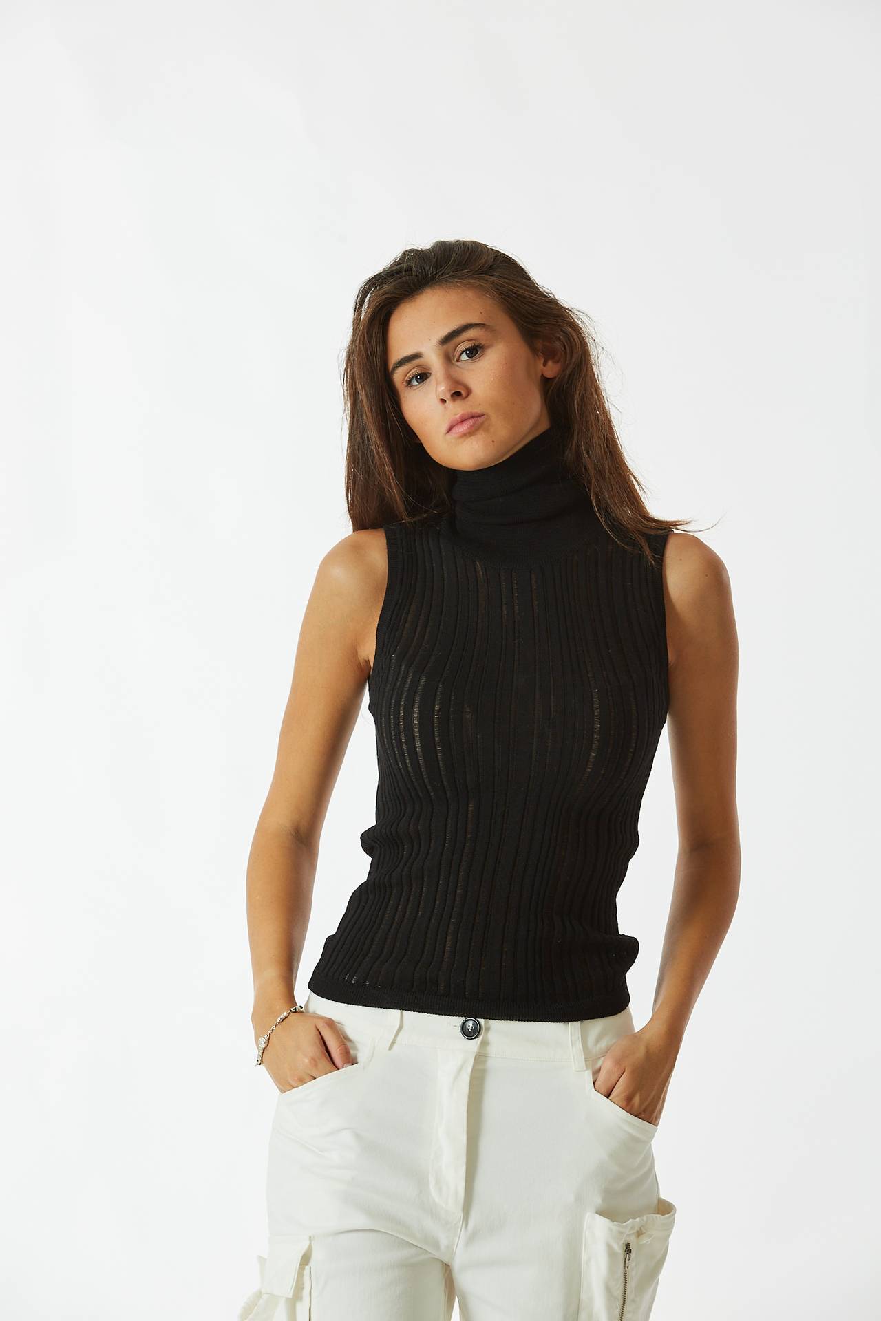 Maglia smanicata collo alto nero