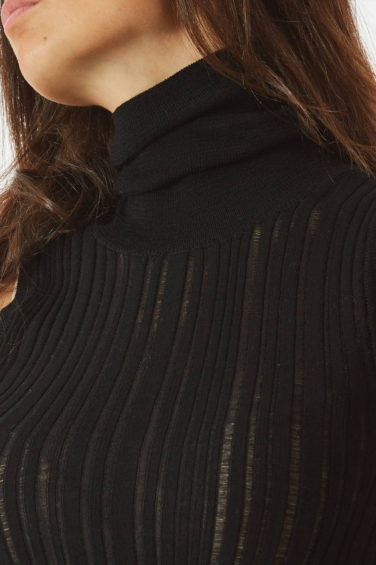 Maglia smanicata collo alto nero