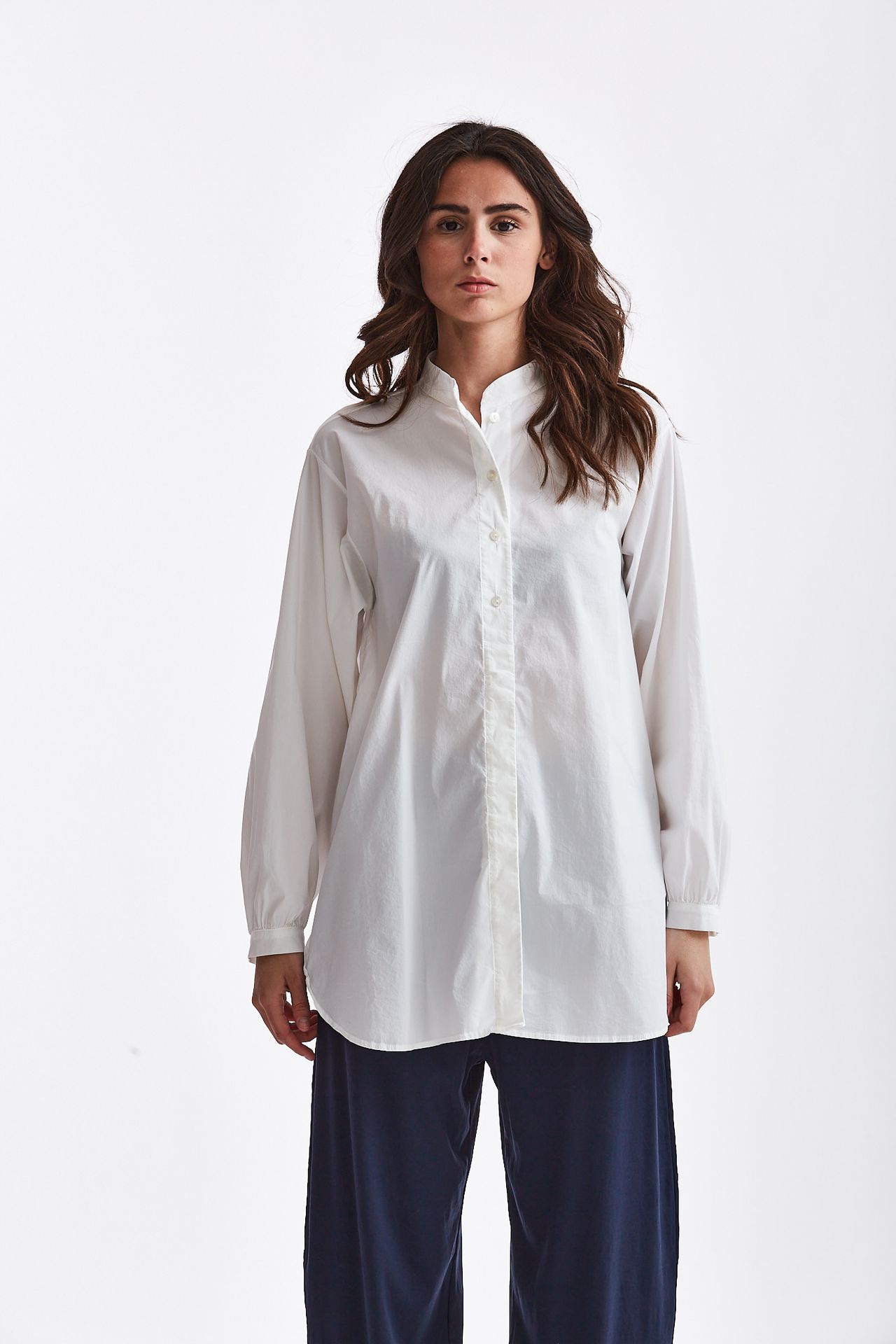 Camicia coreana over bianco