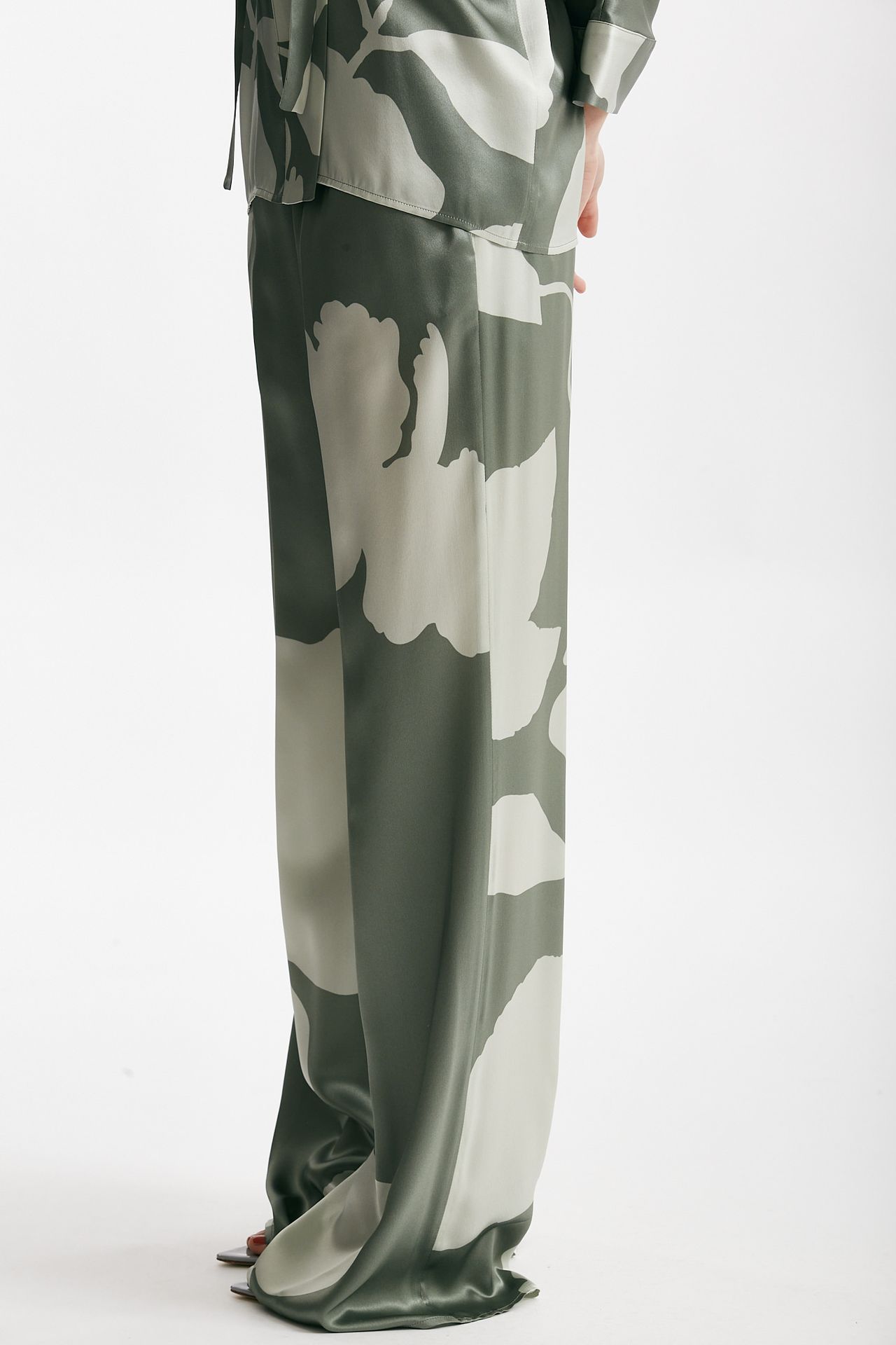 Pantalone fluido in raso di pura seta fantasia