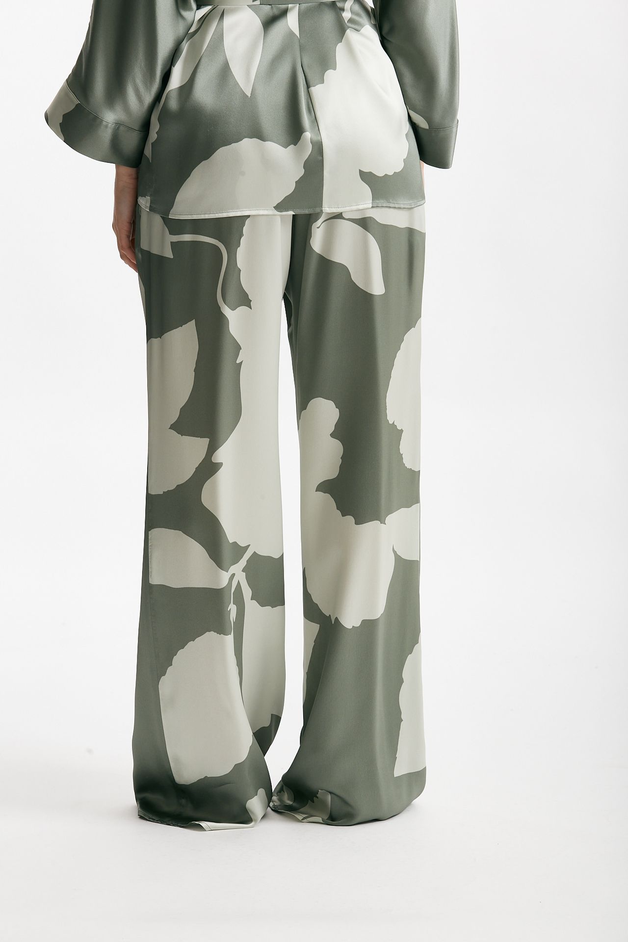 Pantalone fluido in raso di pura seta fantasia