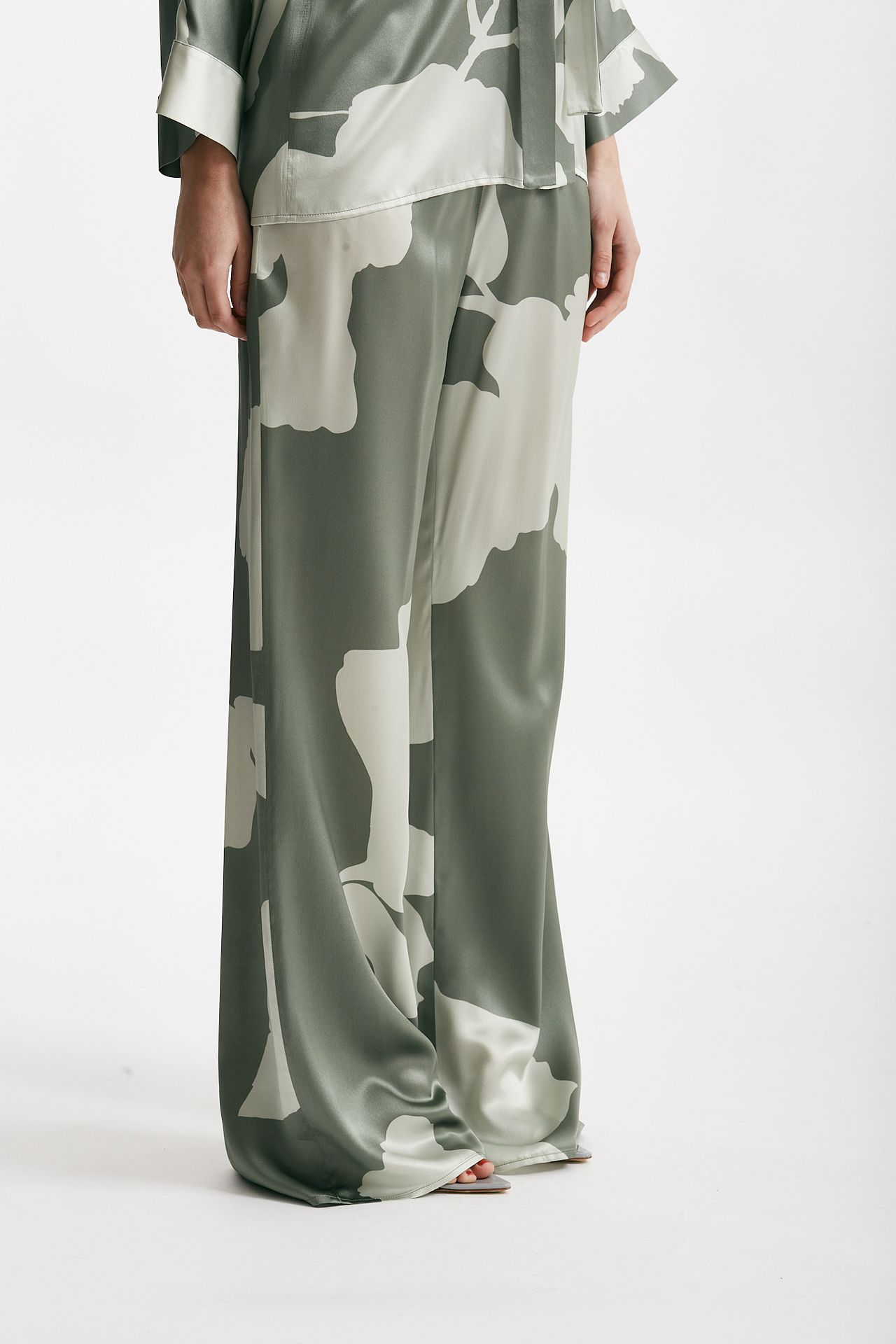 Pantalone fluido in raso di pura seta fantasia
