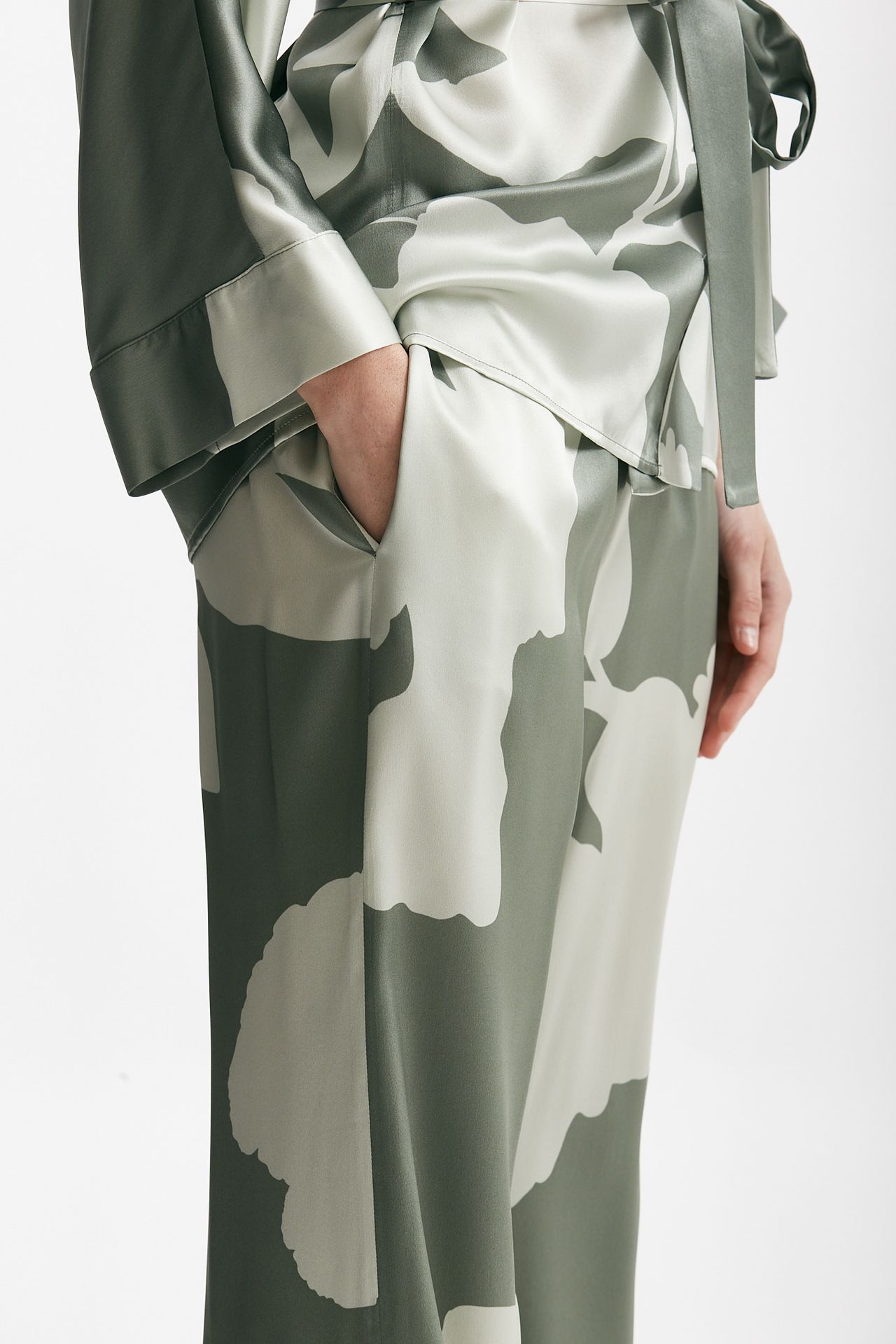 Pantalone fluido in raso di pura seta fantasia
