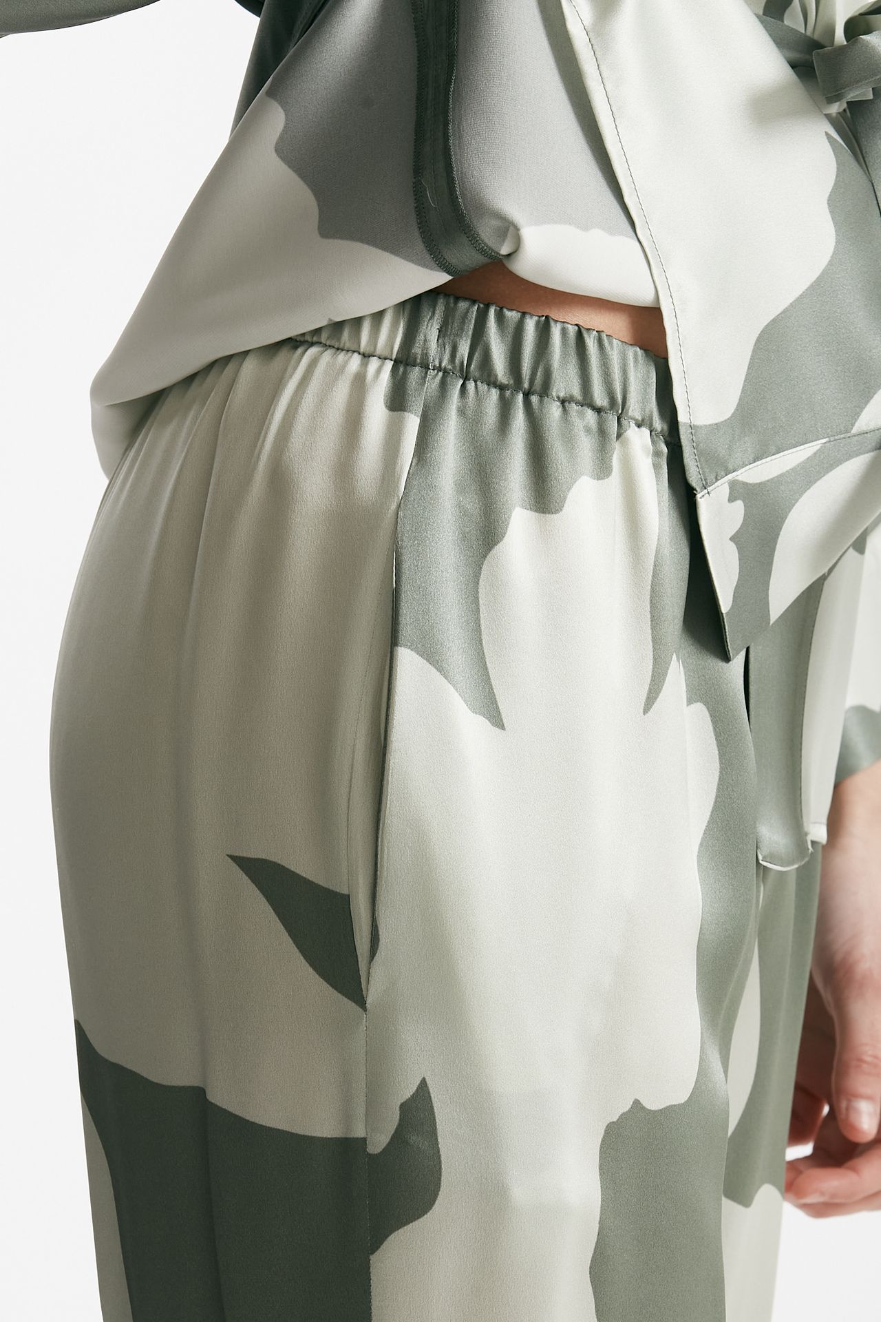 Pantalone fluido in raso di pura seta fantasia