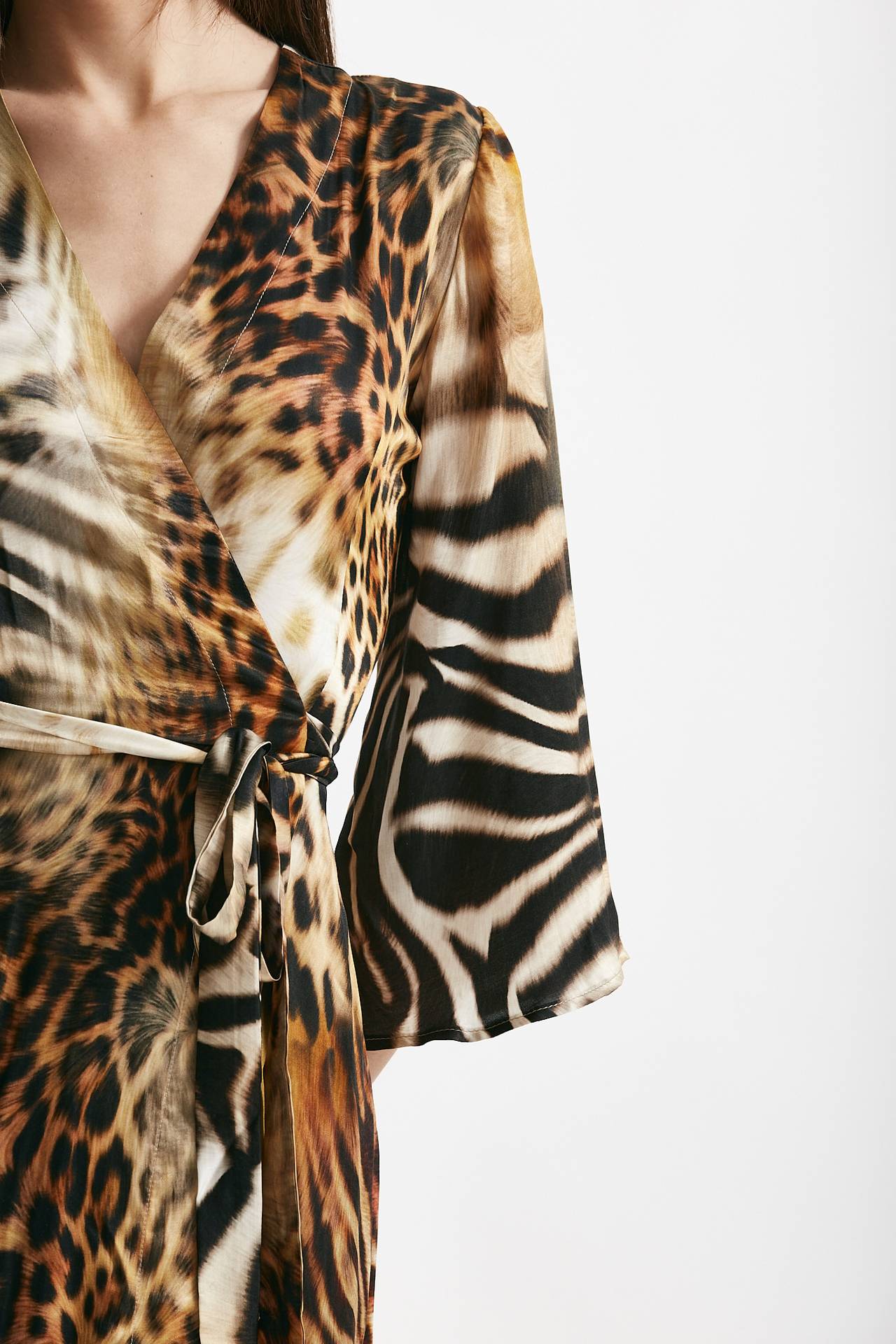 Abito wrap animalier scollo incrociato