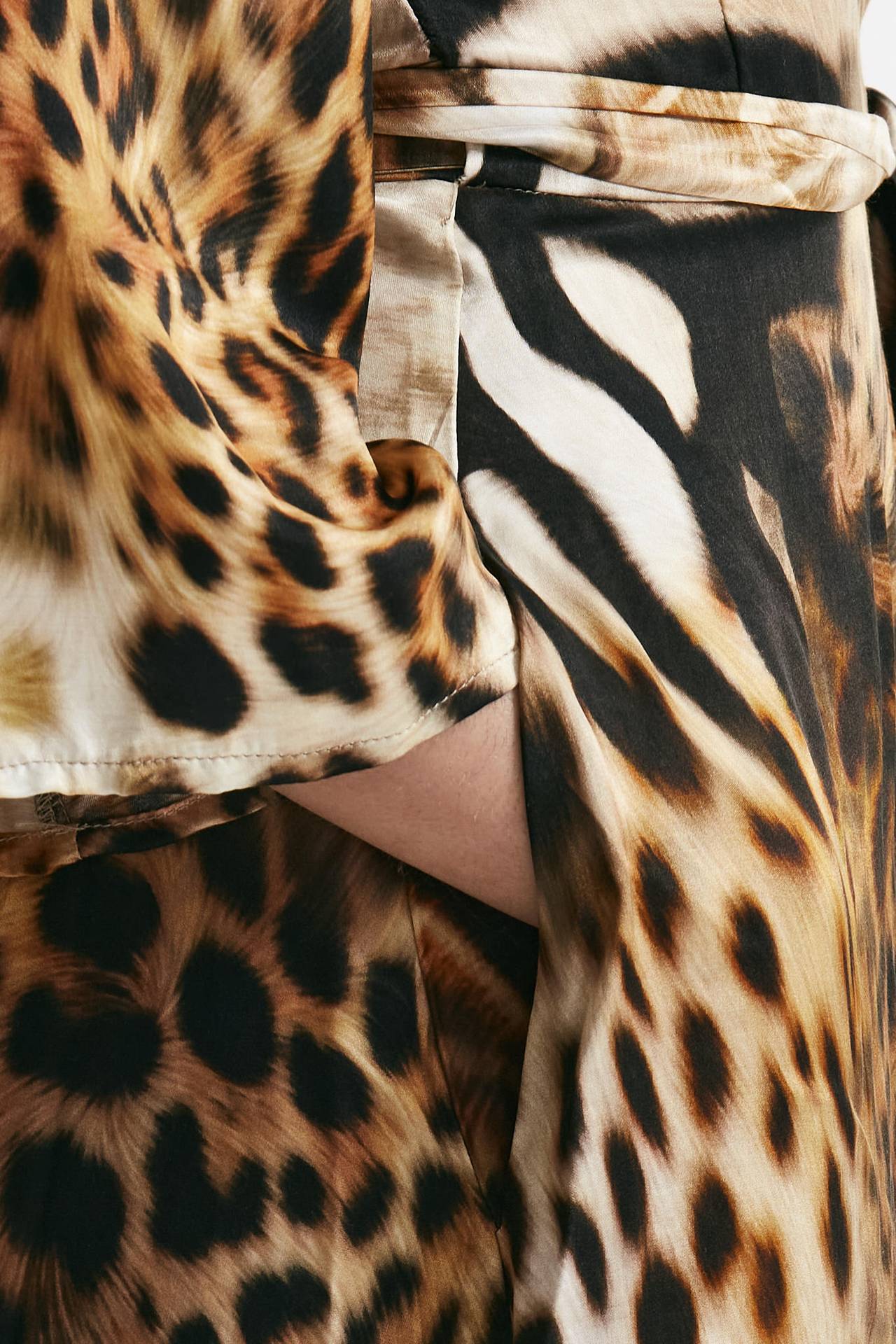 Abito wrap animalier scollo incrociato
