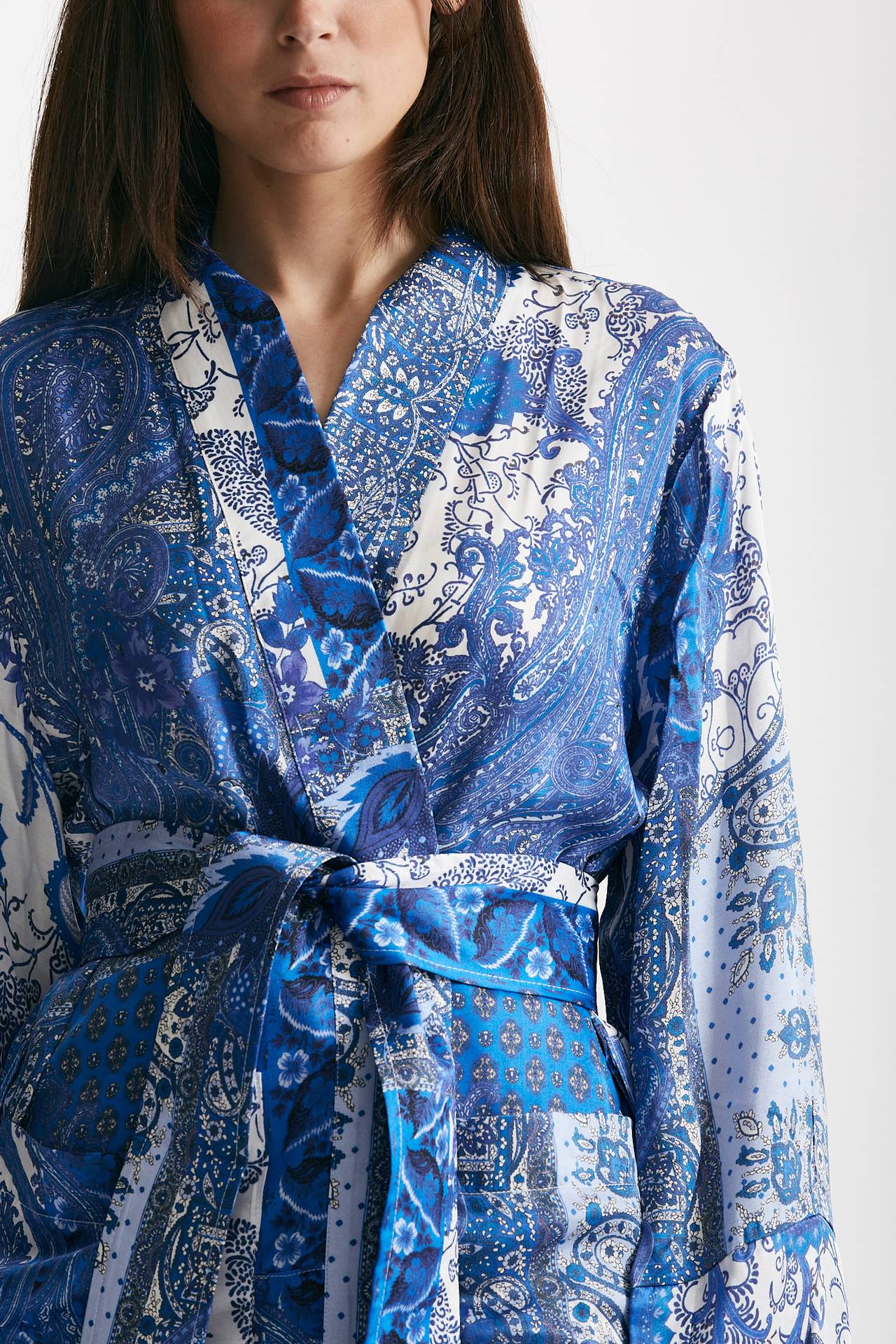 Kimono in fantasia azzurra blu e bianca