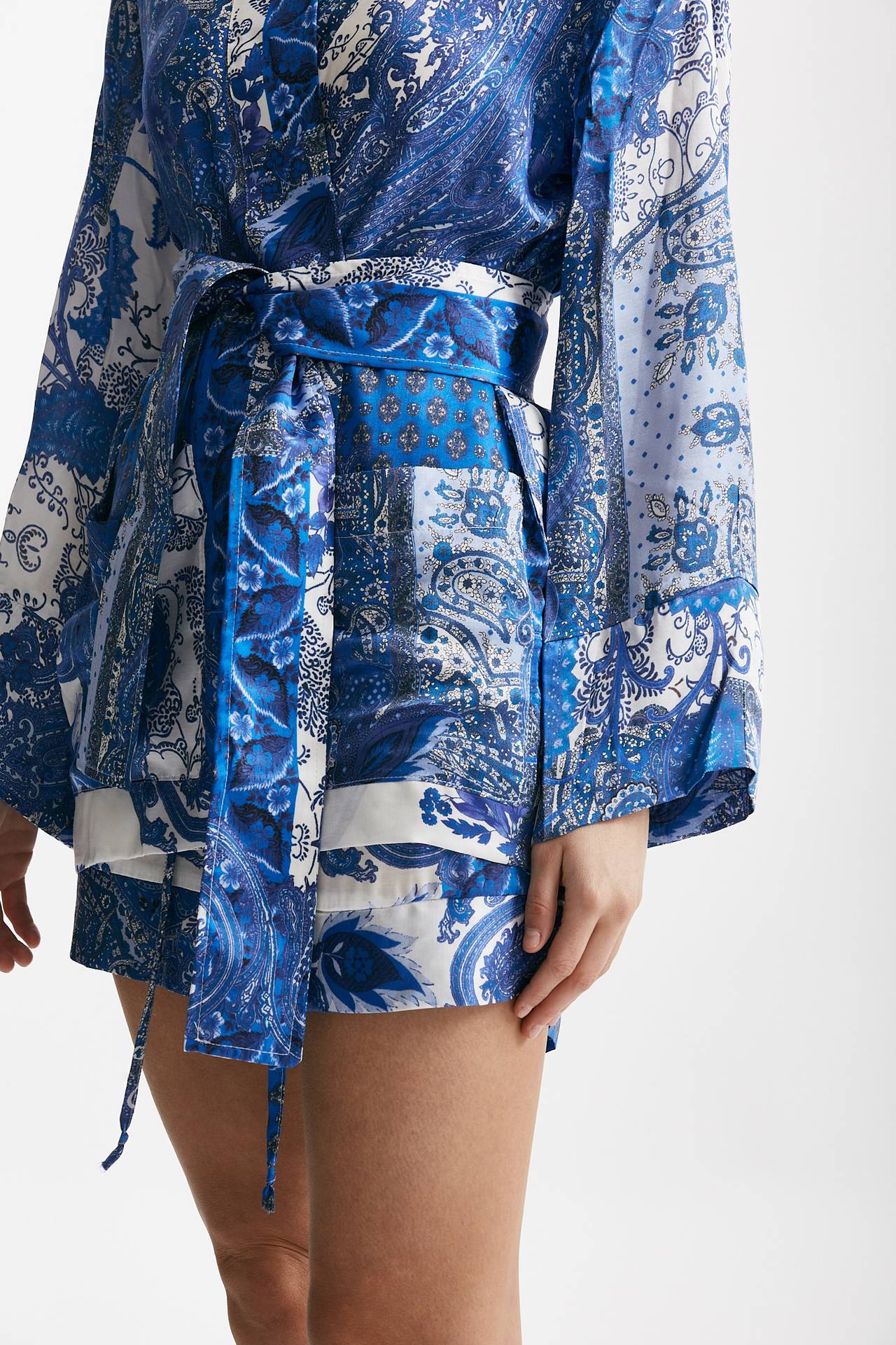 Kimono in fantasia azzurra blu e bianca