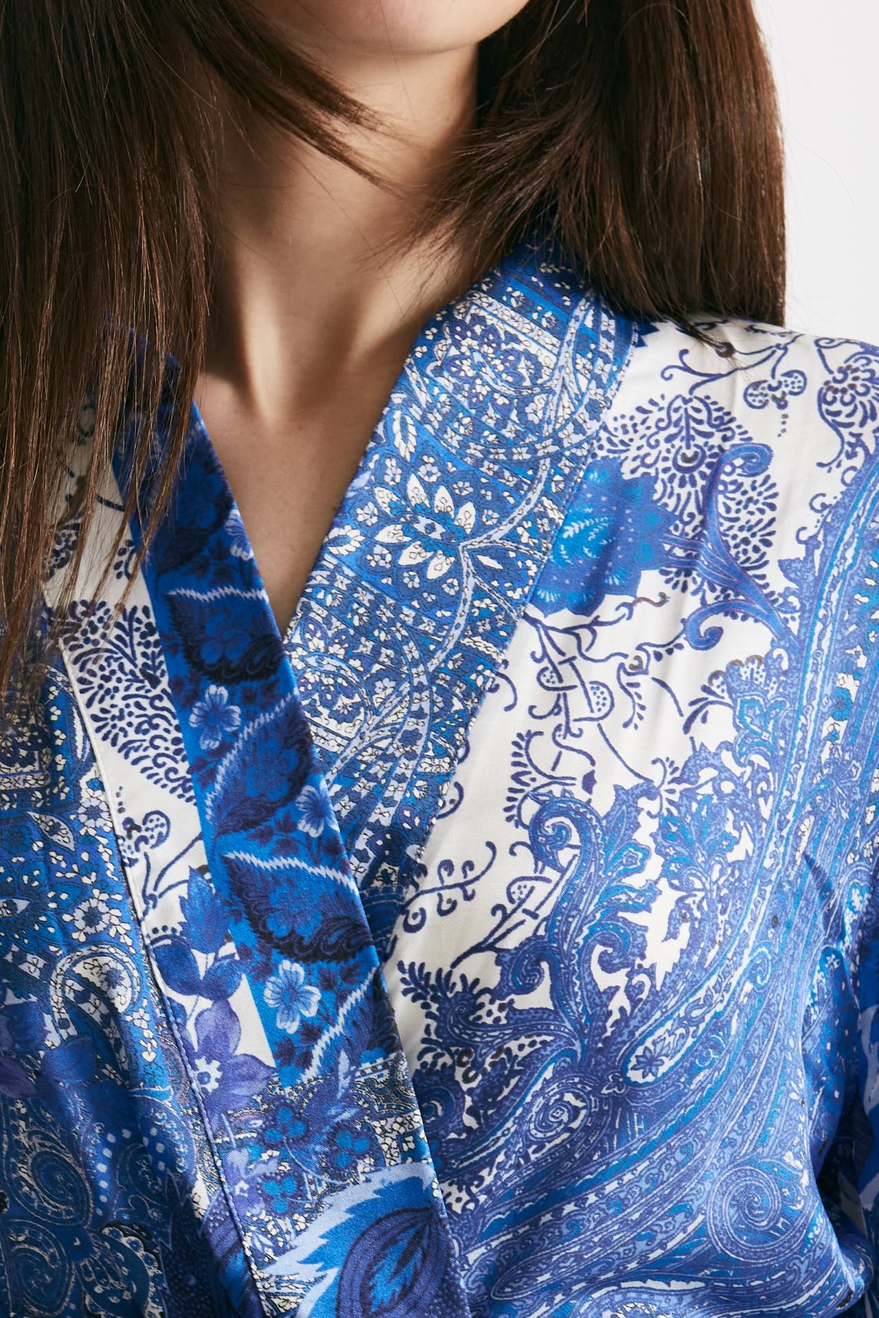 Kimono in fantasia azzurra blu e bianca