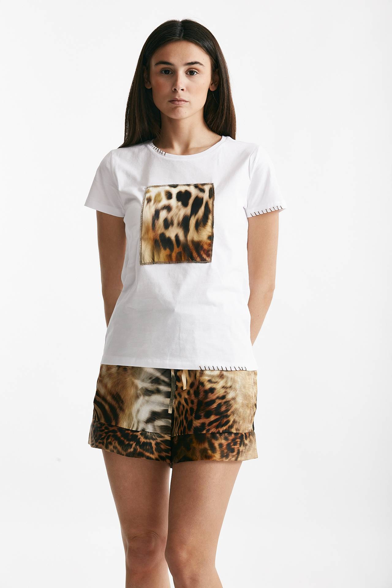T-shirt con applicazione animalier bianca