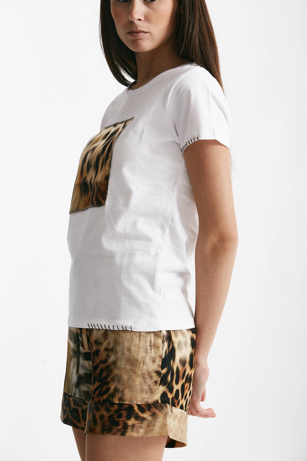 T-shirt con applicazione animalier bianca