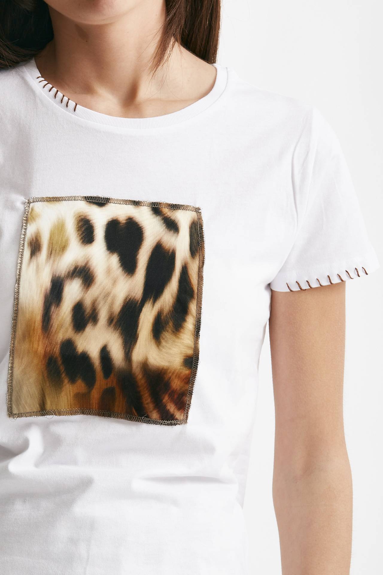 T-shirt con applicazione animalier bianca