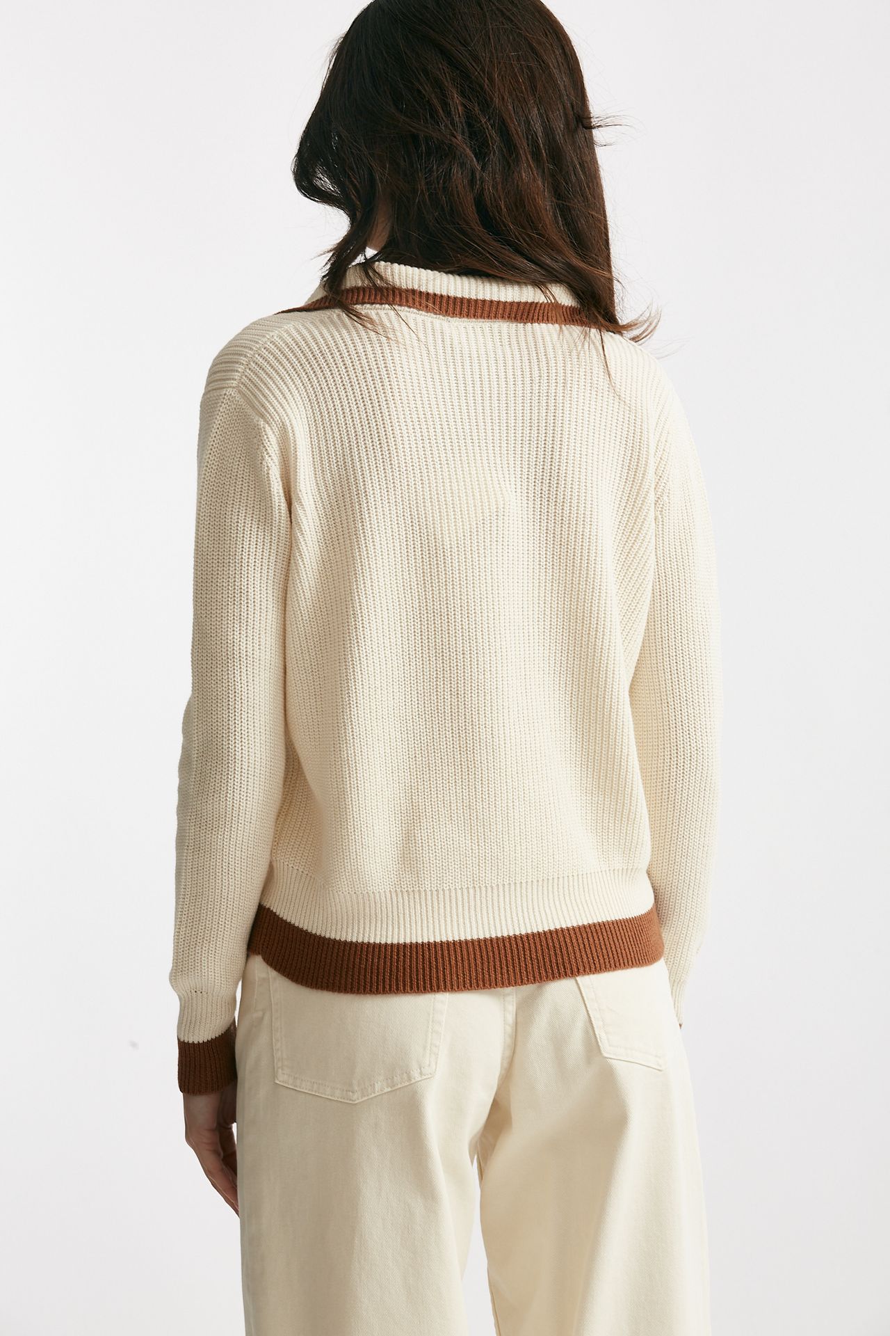 Maglia lavorata in cotone panna con profili bruciato