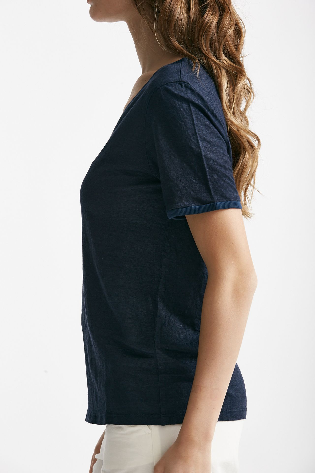 T-shirt in lino blu scollo a v