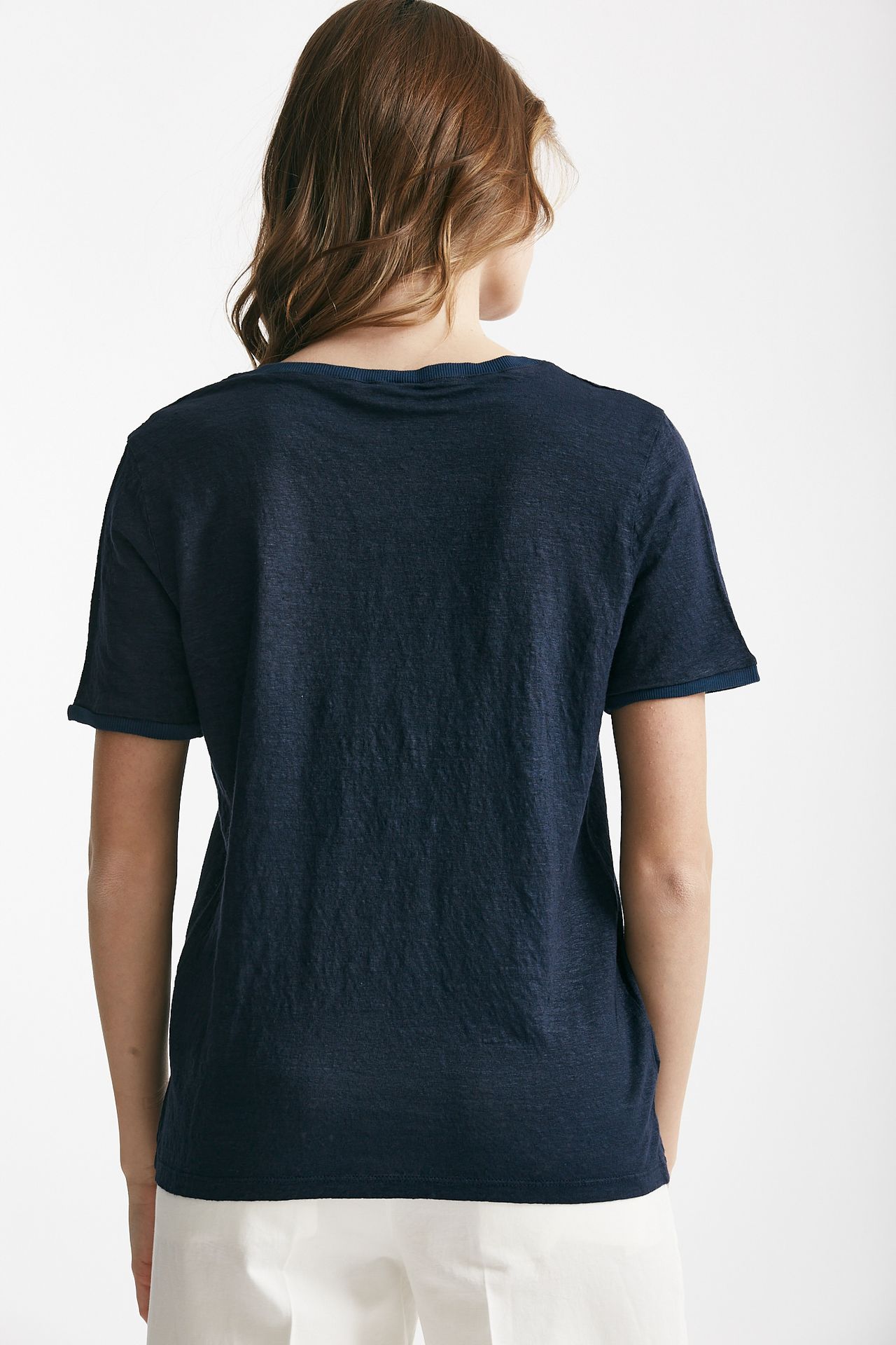 T-shirt in lino blu scollo a v