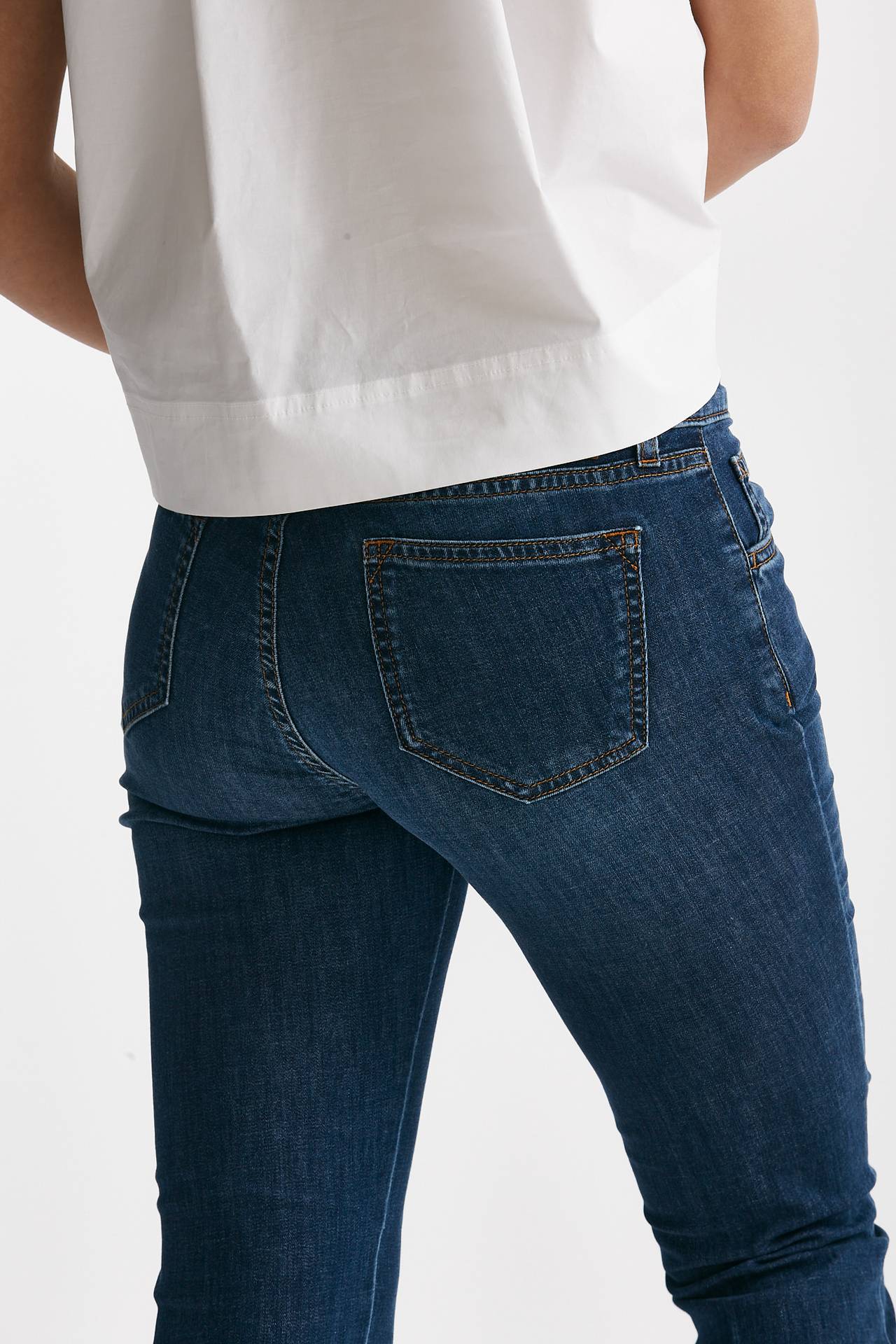 Jeans a trombetta lavaggio medio scuro