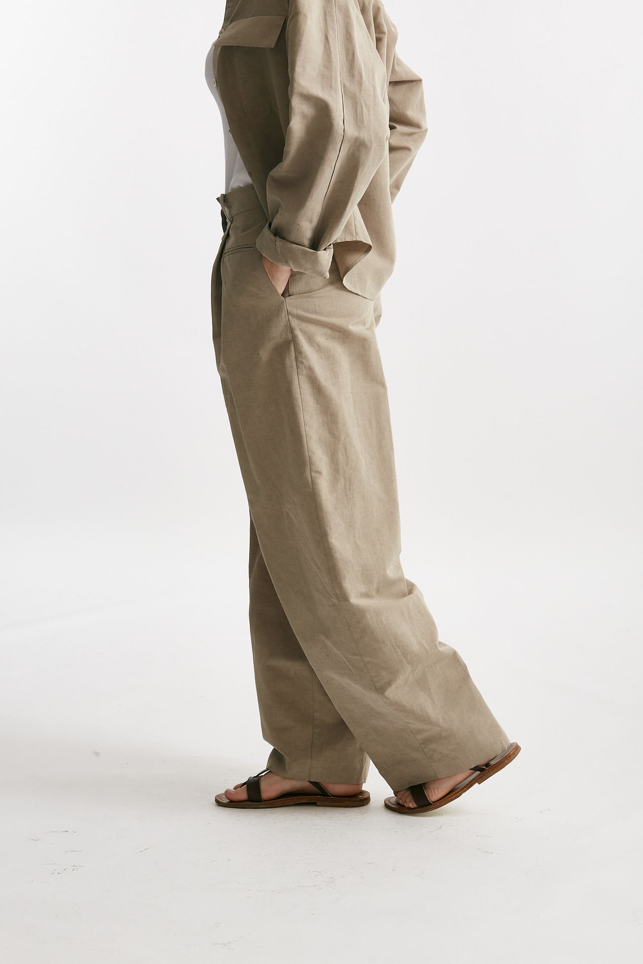 Pantaloni con pinces in misto lino sabbia