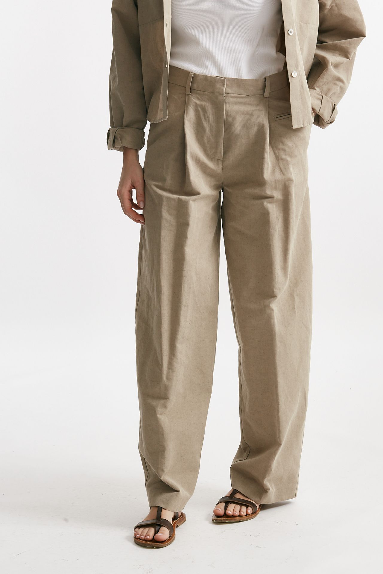 Pantaloni con pinces in misto lino sabbia 