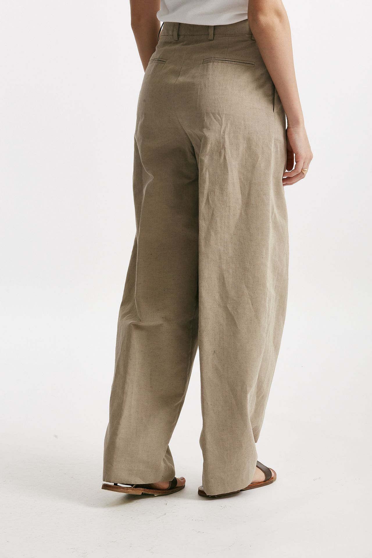Pantaloni con pinces in misto lino sabbia 