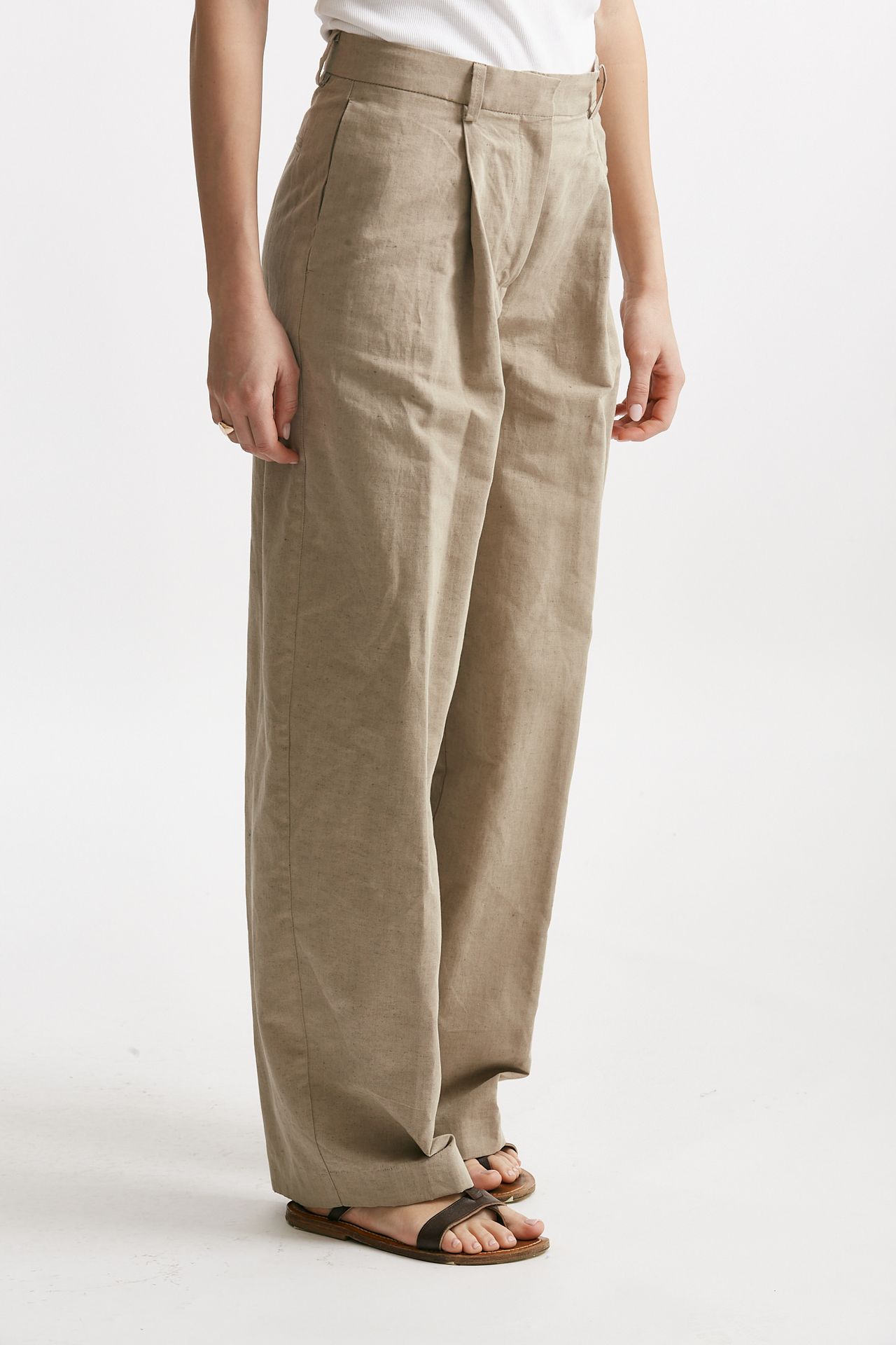 Pantaloni con pinces in misto lino sabbia 