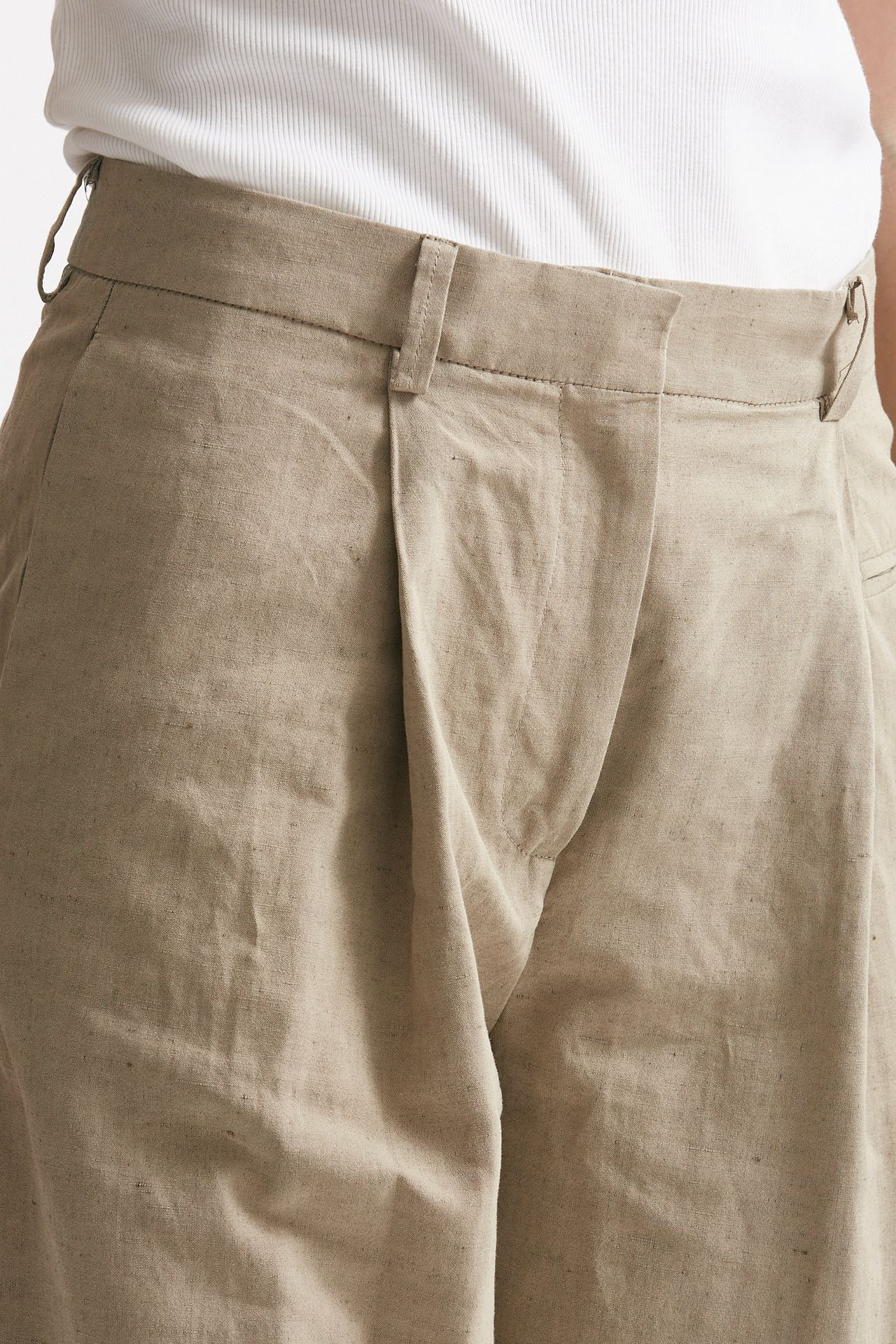 Pantaloni con pinces in misto lino sabbia 