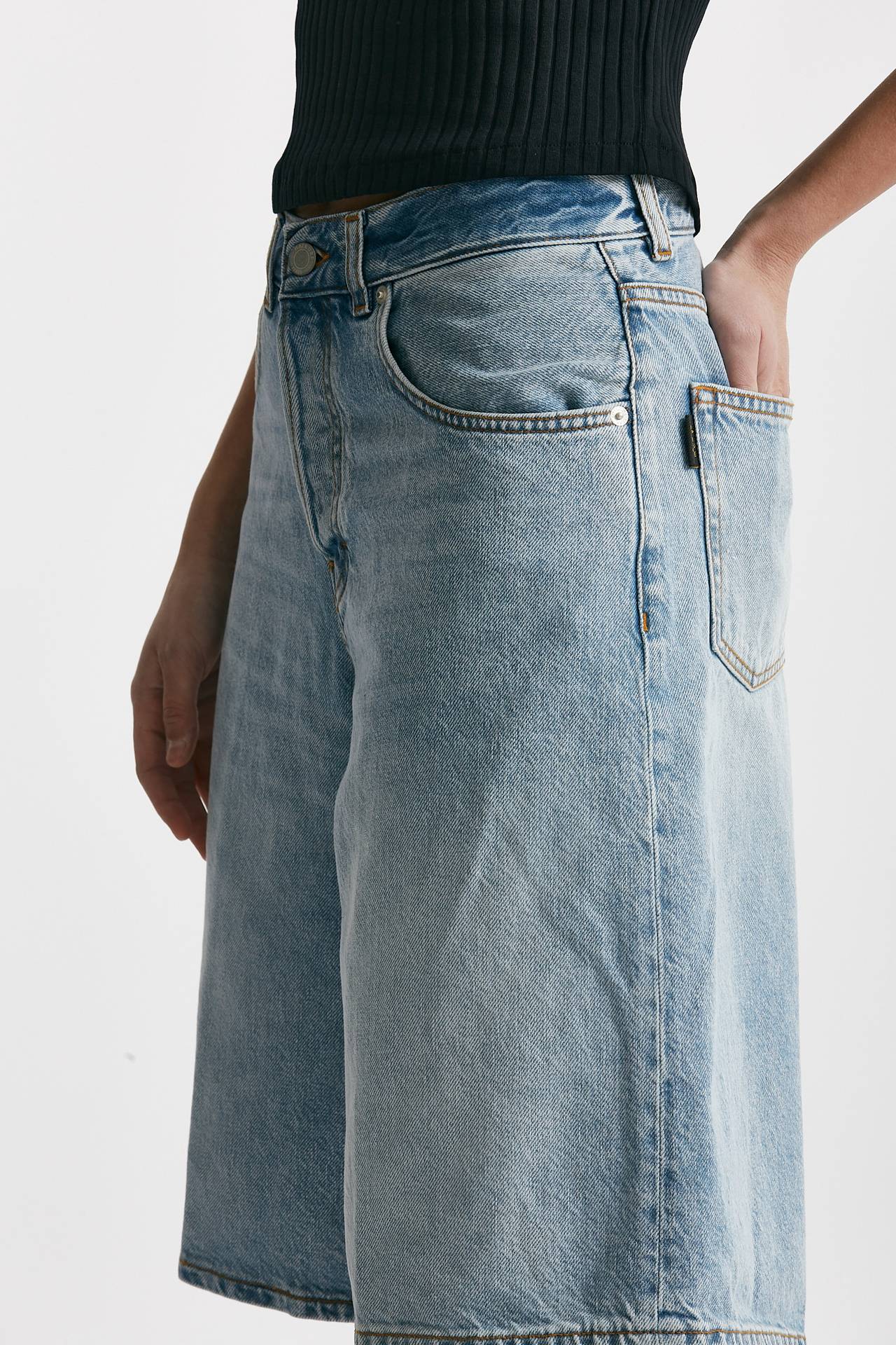 Bermuda in denim lavaggio chiaro