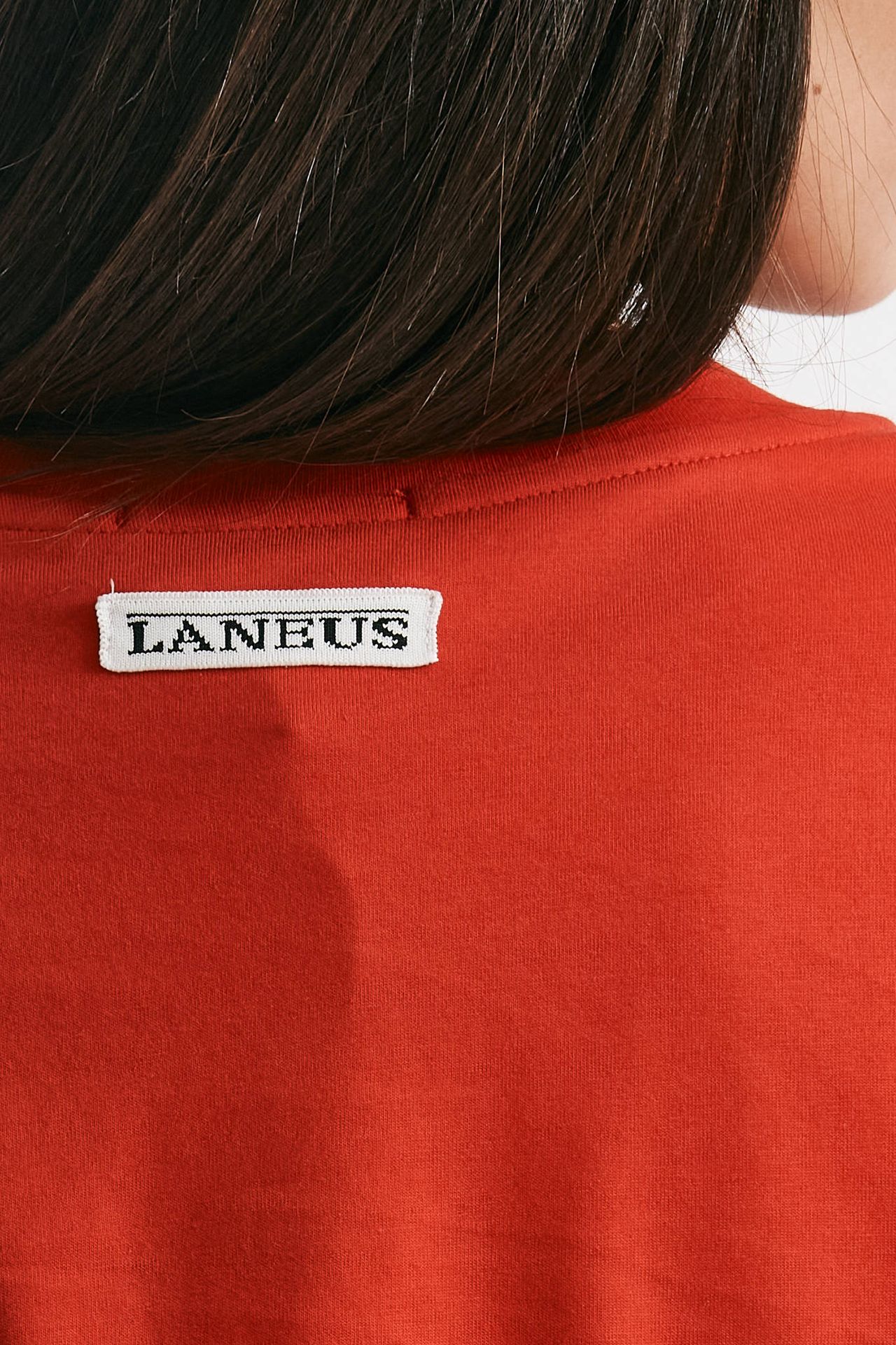 T-shirt con logo ricamato rosso
