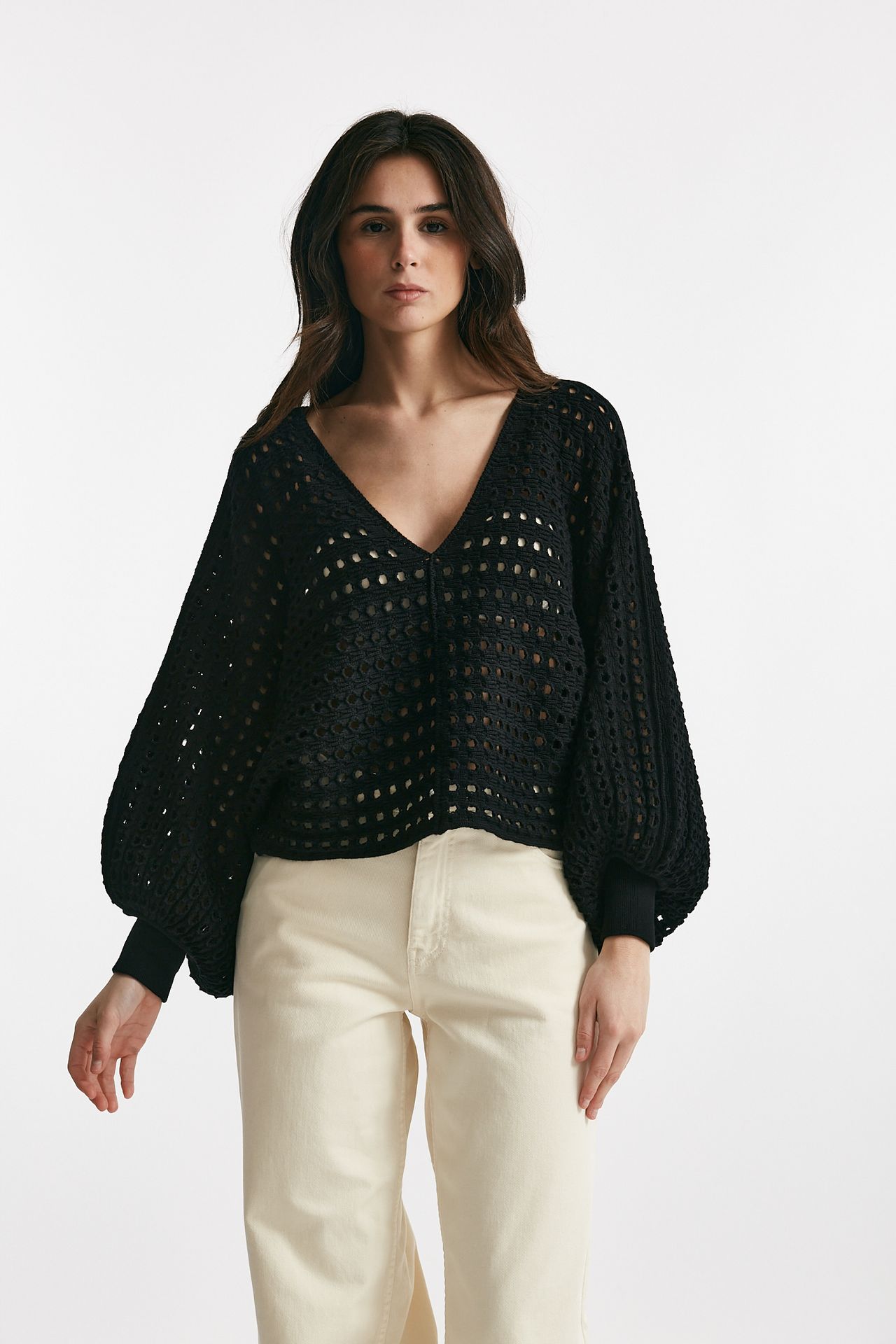 Maglia traforata nero scollo a v