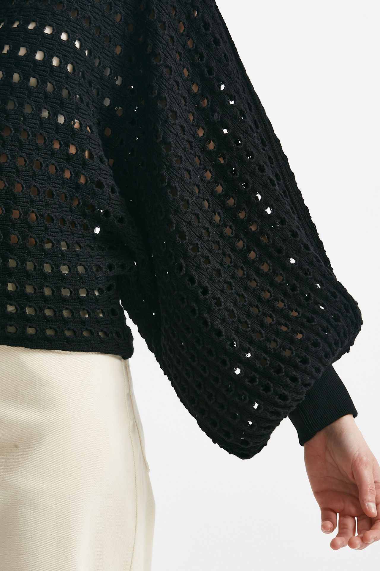 Maglia traforata nero scollo a v