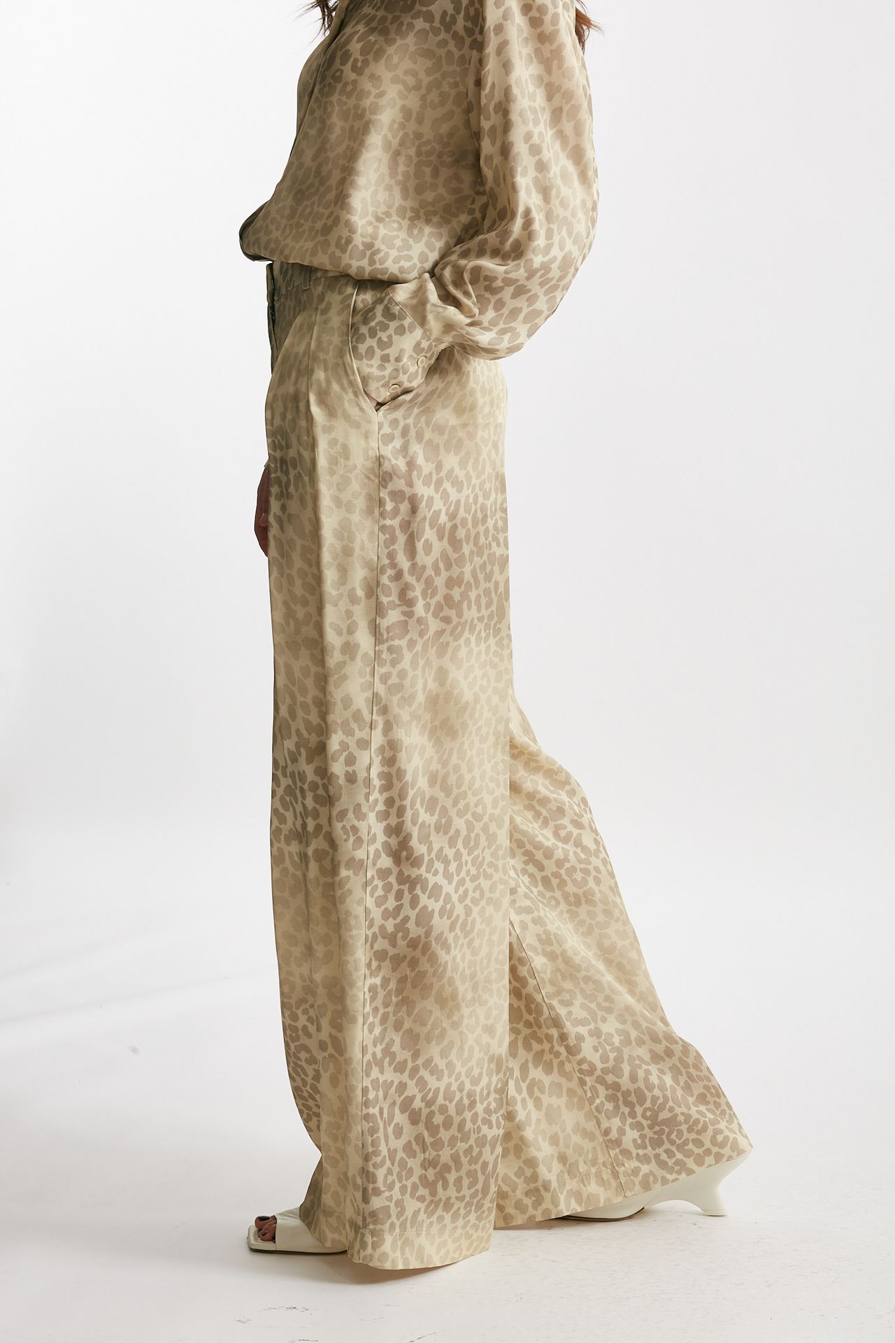 Pantalone in fantasia animalier vita alta